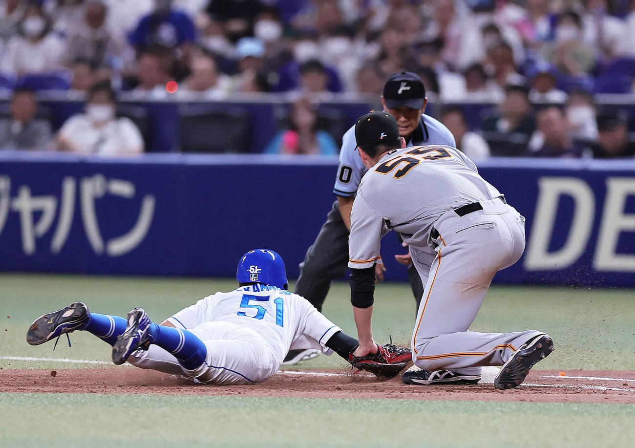 中日対巨人　7回裏中日1死一、三塁、代走高松（左）はけん制アウトとなる。一塁手秋広（撮影・足立雅史）