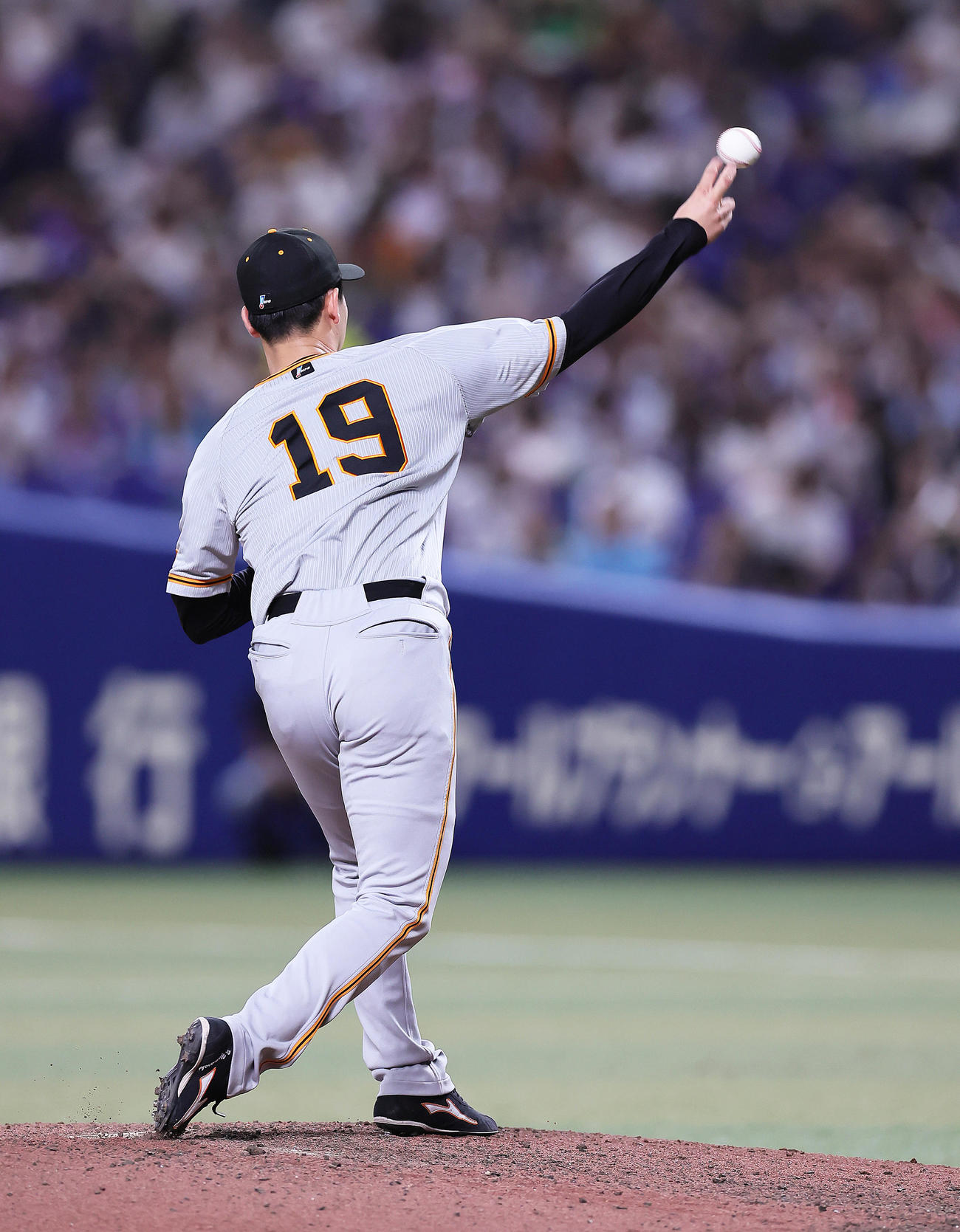中日対巨人　7回裏中日1死一、三塁、山崎伊は代走高松渡をけん制アウトとする（撮影・足立雅史）