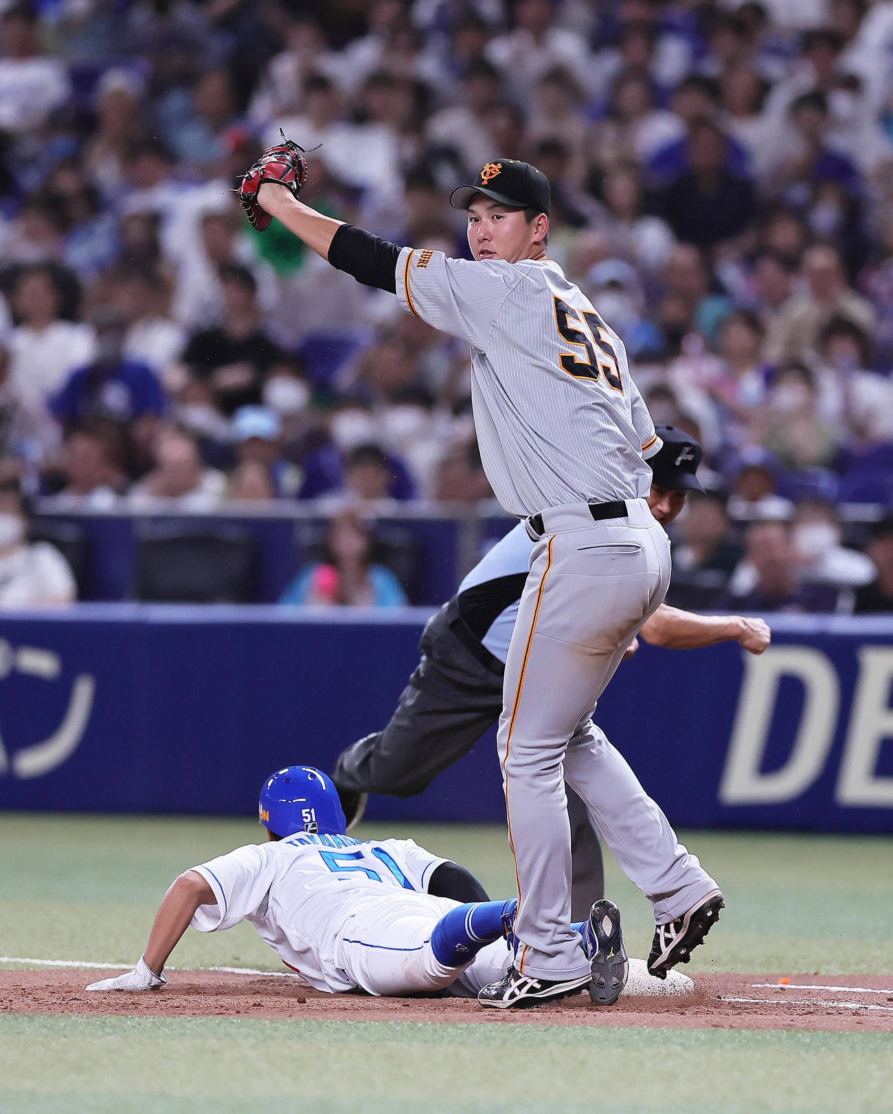 中日対巨人　7回裏中日1死一、三塁、代走高松（左）はけん制アウトとなる。一塁手秋広（撮影・足立雅史）