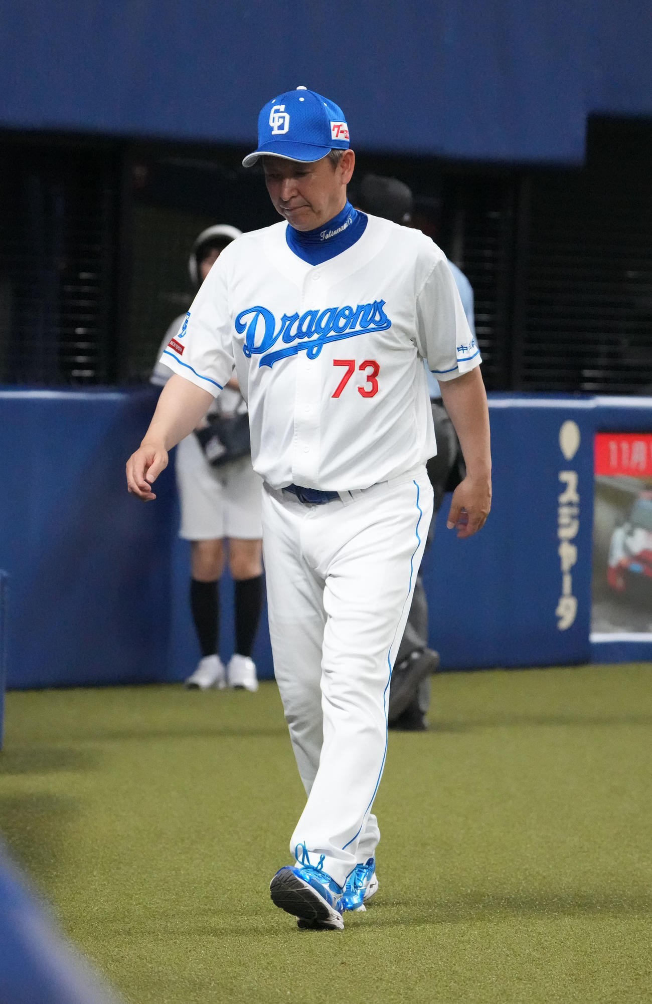中日対巨人　8回終了、選手交代を告げベンチへ戻る立浪監督（撮影・森本幸一）