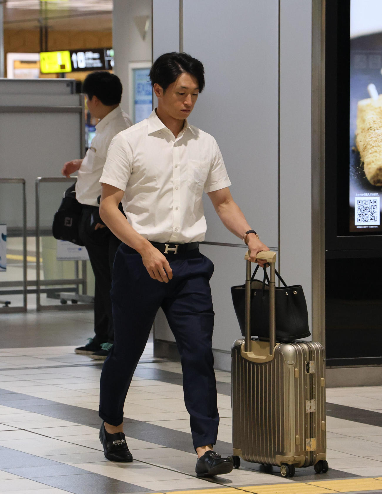 登録抹消され、帰阪する阪神近本（撮影・藤尾明華）