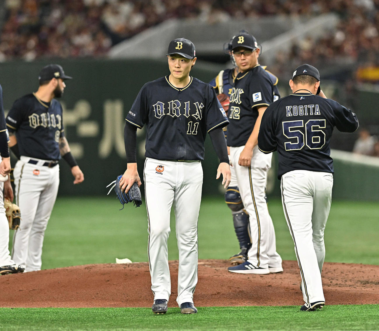 楽天対オリックス　4回裏途中で降板するオリックス先発の山崎福（左から2人目）（撮影・滝沢徹郎）