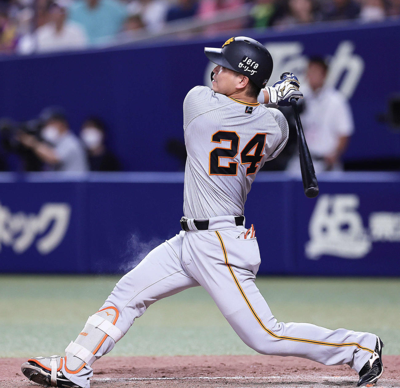 中日対巨人　8回表巨人2死一、三塁、大城は右越え3点本塁打を放つ（撮影・足立雅史）