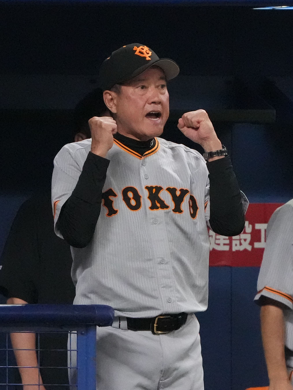 中日対巨人　7回表巨人無死一塁、代走を告げる原監督（撮影・森本幸一）
