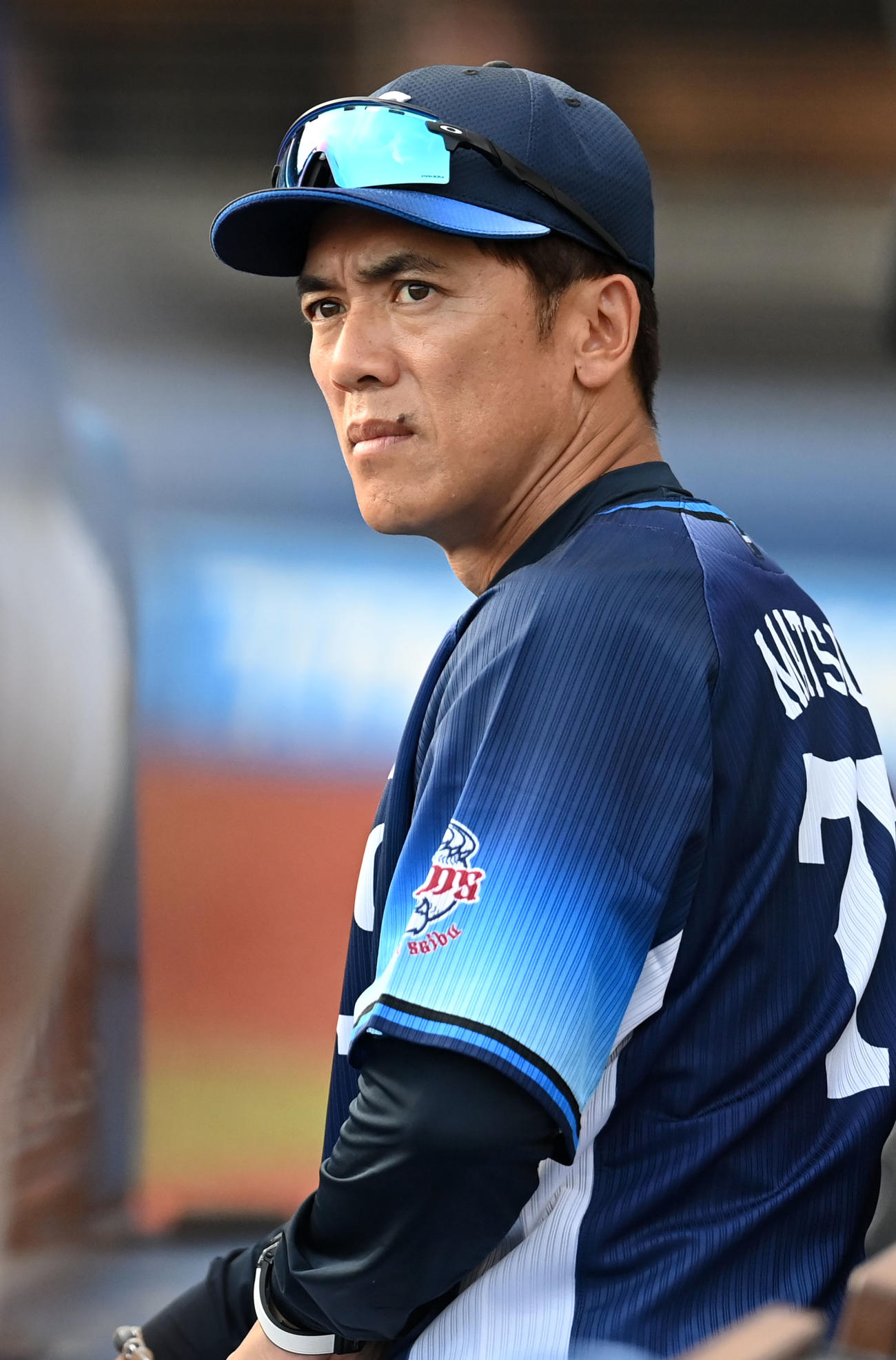 ロッテ対西武　試合を見つめる西武松井監督（撮影・横山健太）