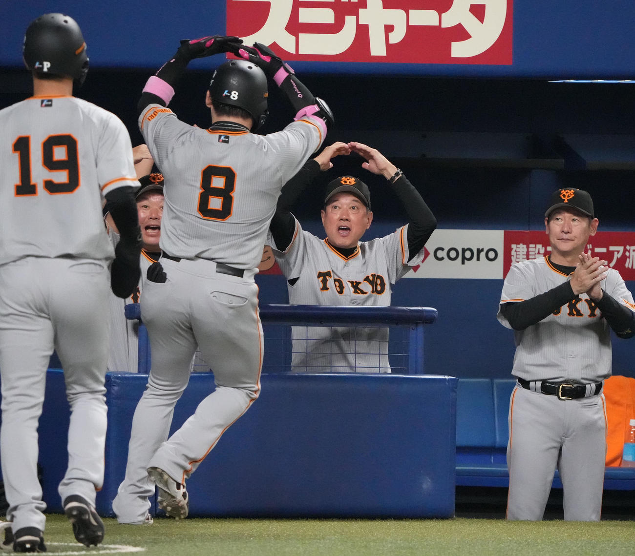 中日対巨人　3回表巨人1死一塁、右越え2点本塁打を放った丸を迎える原監督（右から2人目）（撮影・森本幸一）