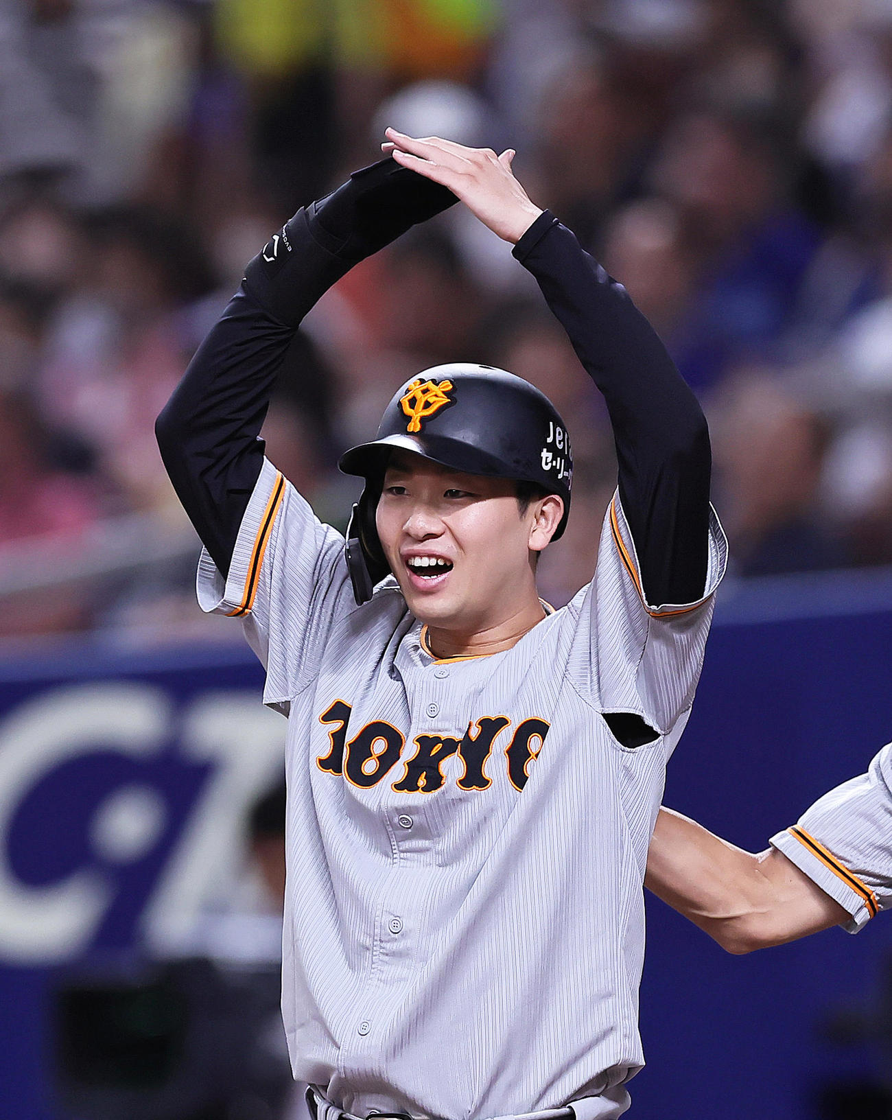 中日対巨人　3回表巨人1死一塁、右越え2点本塁打を放った丸を「丸ポーズ」で迎える山崎伊（撮影・足立雅史）