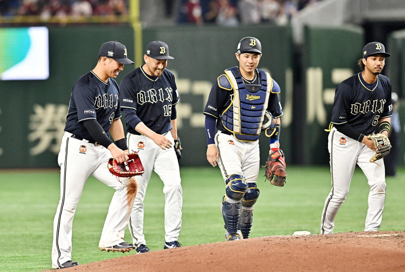 楽天対オリックス　試合に勝利し笑顔を見せるオリックス頓宮（左）ら選手たち（撮影・滝沢徹郎）