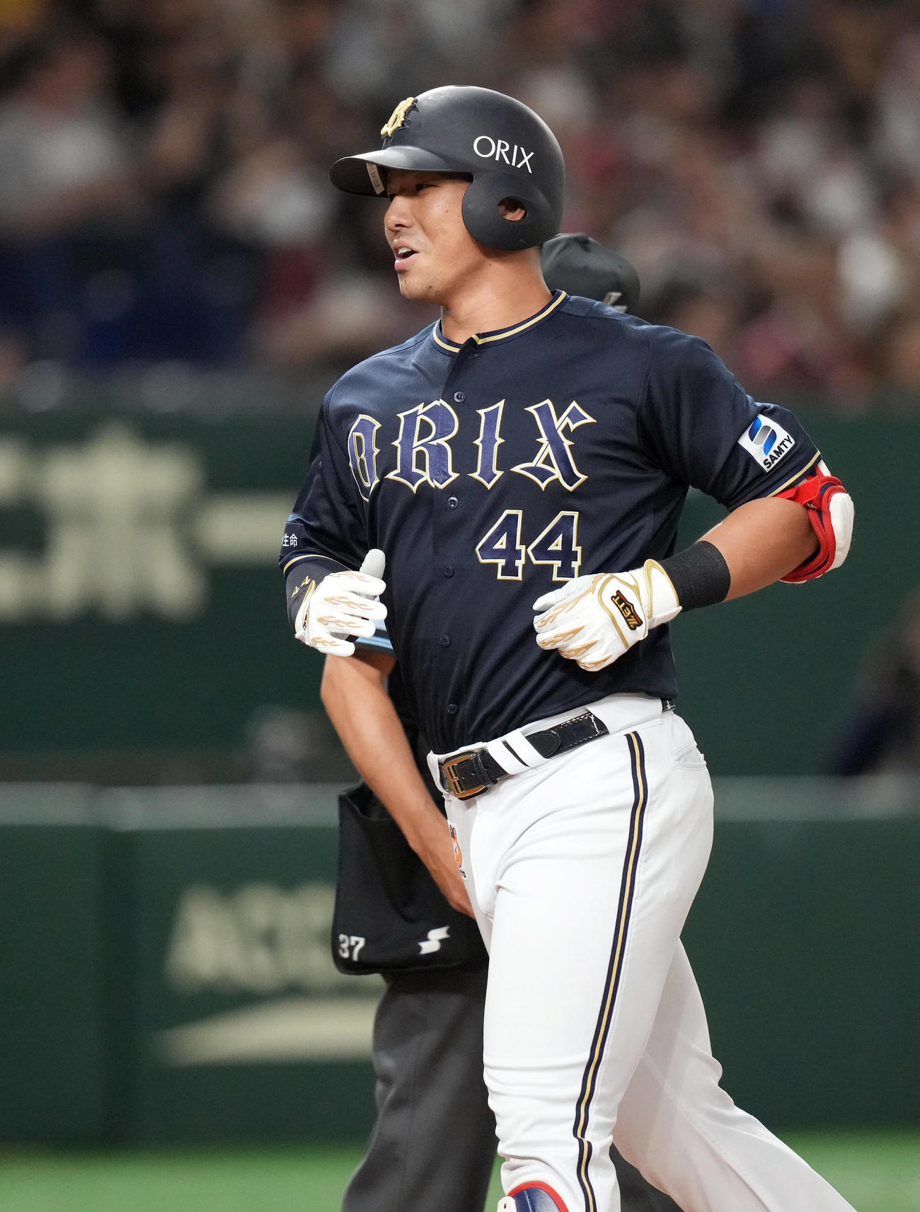 楽天対オリックス　1回表オリックス無死満塁、満塁本塁打を放ち、笑顔を見せる頓宮（撮影・狩俣裕三）