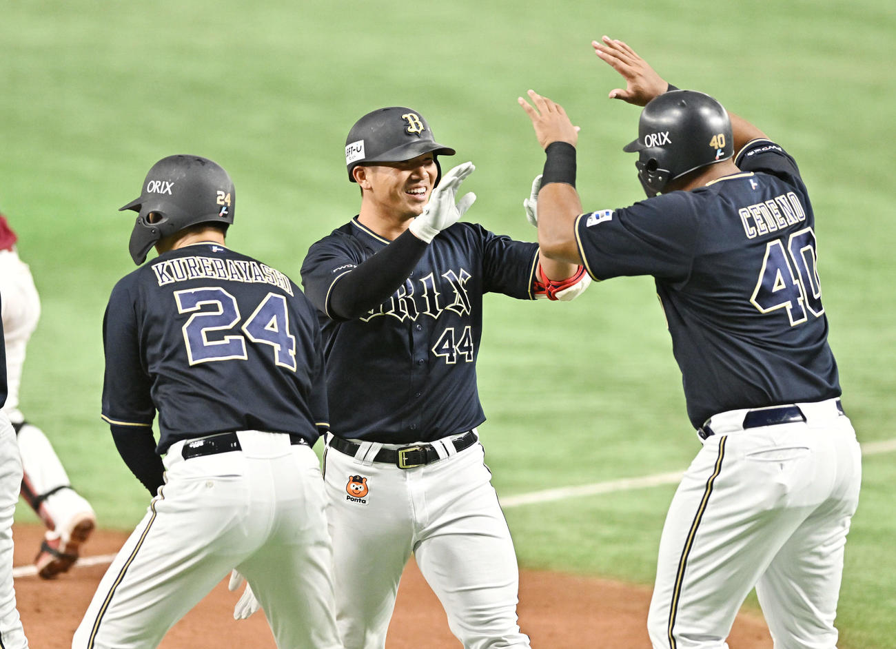 楽天対オリックス　1回表オリックス無死満塁、満塁本塁打を放った頓宮（中央）はセデーニョ（右）とタッチをかわす（撮影・滝沢徹郎）