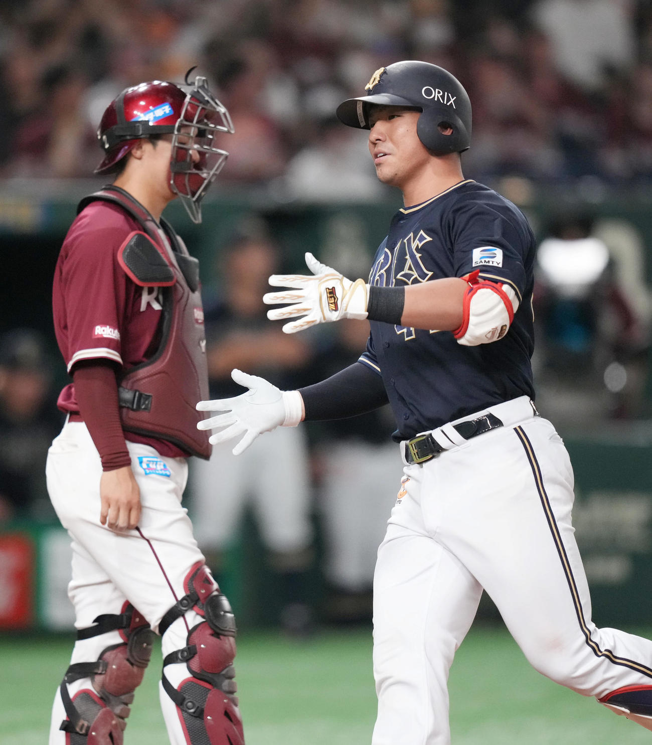 楽天対オリックス　4回表オリックス2死一塁、2点本塁打を放つ頓宮（右）。後方は太田（撮影・狩俣裕三）