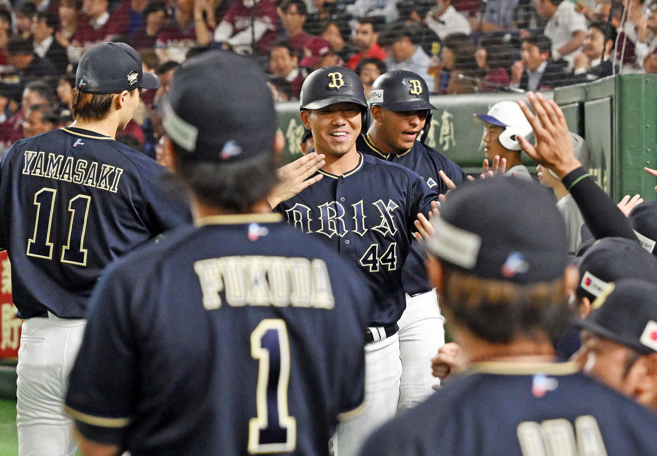 楽天対オリックス　4回表オリックス2死一塁、2点本塁打を放った頓宮（中央）は生還しチームメートとタッチをかわす（撮影・滝沢徹郎）