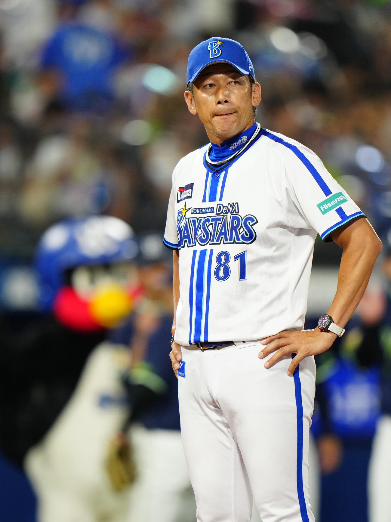 DeNA対ヤクルト　試合後、ファンにあいさつするDeNA三浦監督（撮影・江口和貴）