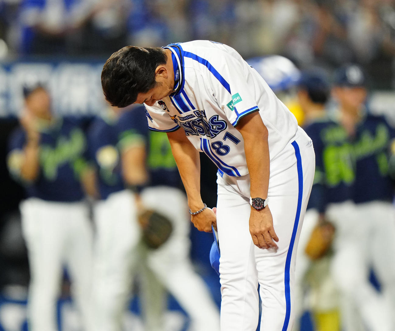 DeNA対ヤクルト　試合後、ファンにあいさつするDeNA三浦監督（撮影・江口和貴）