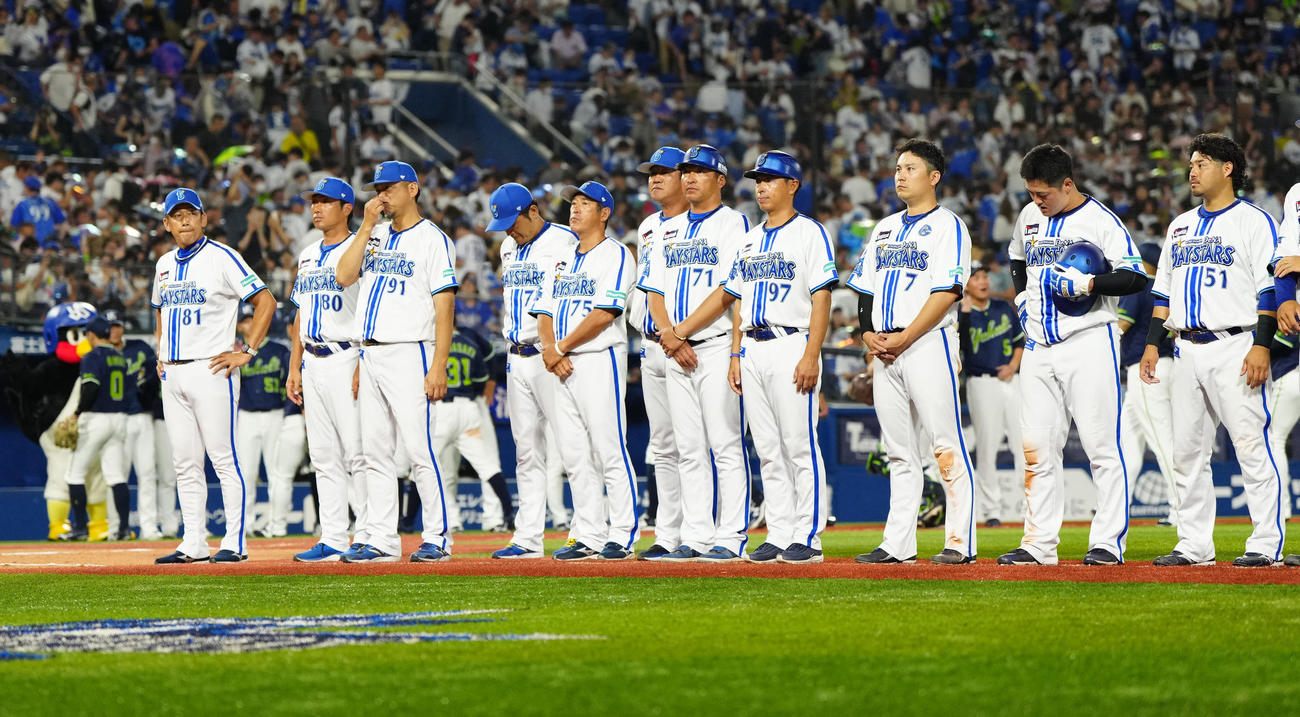 DeNA対ヤクルト　試合後、整列するDeNA三浦監督（左端）ら（撮影・江口和貴）