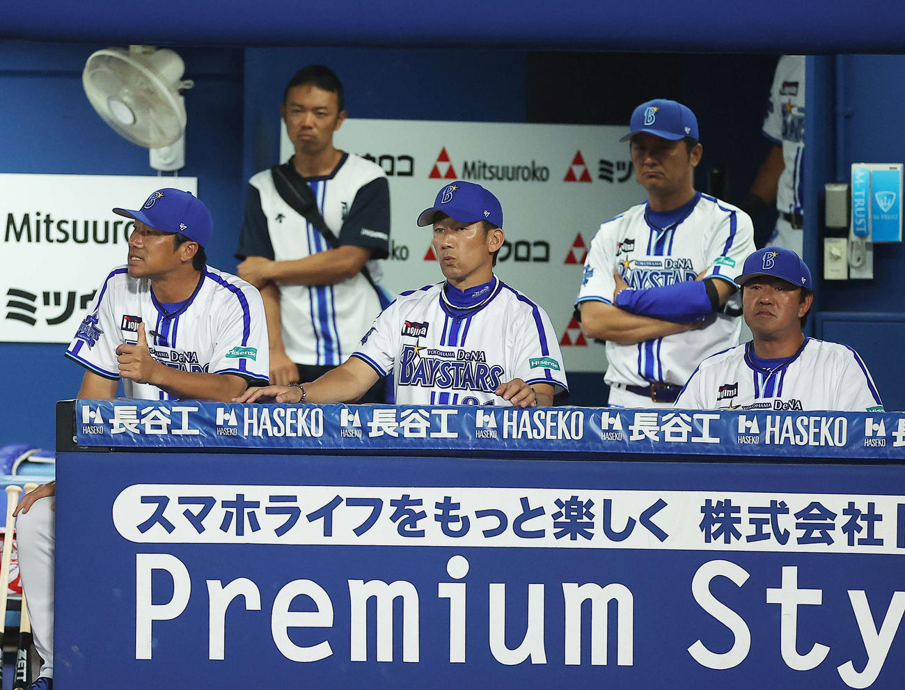 DeNA対ヤクルト　9回裏、戦況を見守る三浦監督（中央）（撮影・河田真司）
