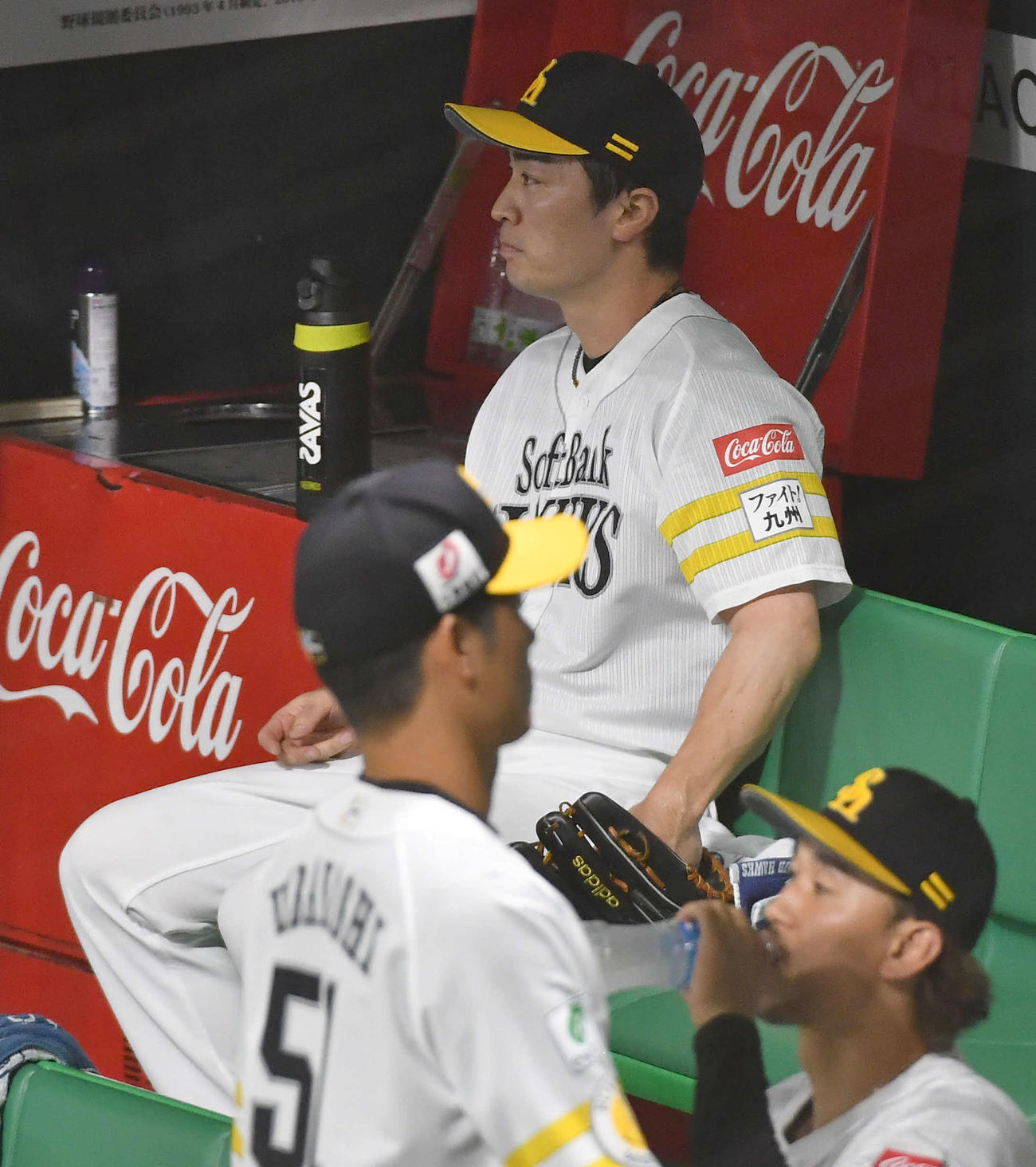 ソフトバンク対日本ハム　1回表終了後、野村に先制3点本塁打を打たれた和田は、悔しそうにベンチにグラブをたたきつける（撮影・岩下翔太）