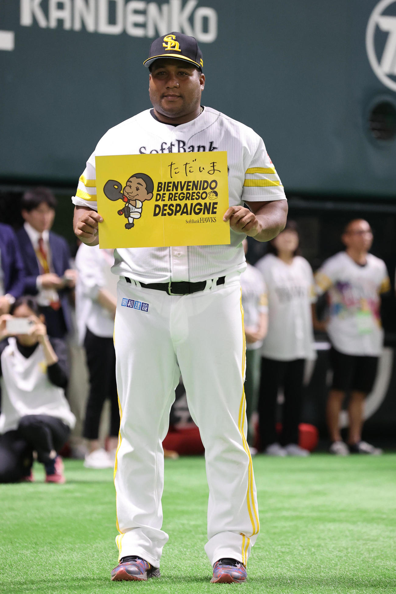 試合前にファンにあいさつをするデスパイネ（撮影・梅根麻紀）