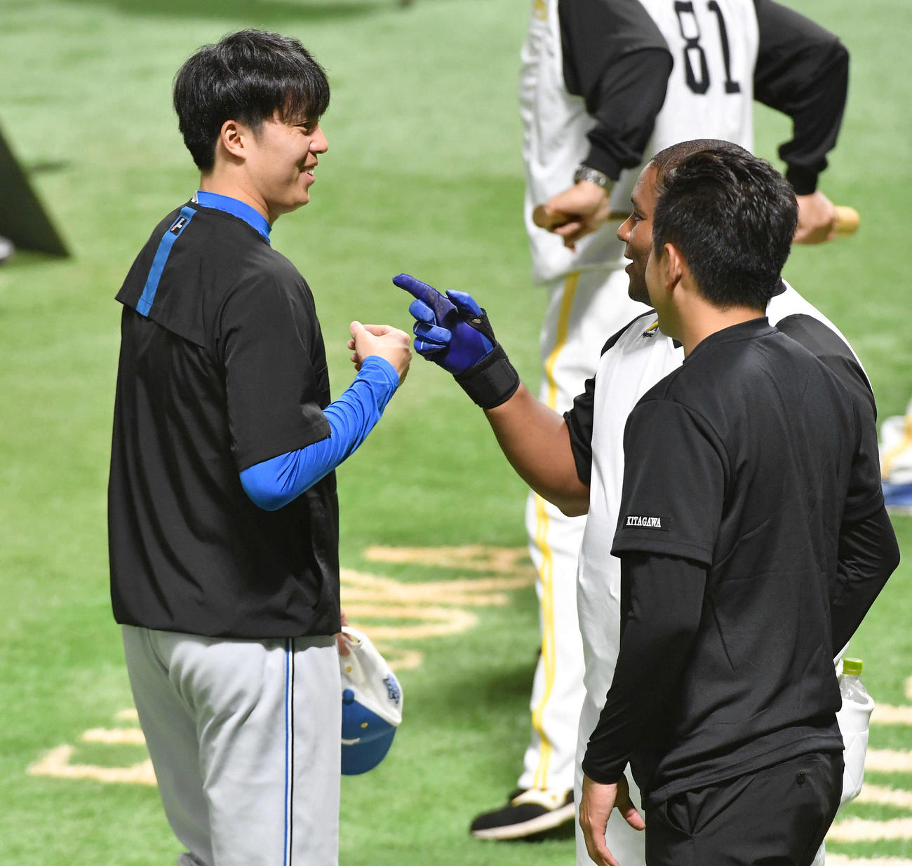 ソフトバンク対日本ハム　ソフトバンクデスパイネ（右から2人目）と談笑する日本ハム田中正（撮影・岩下翔太）