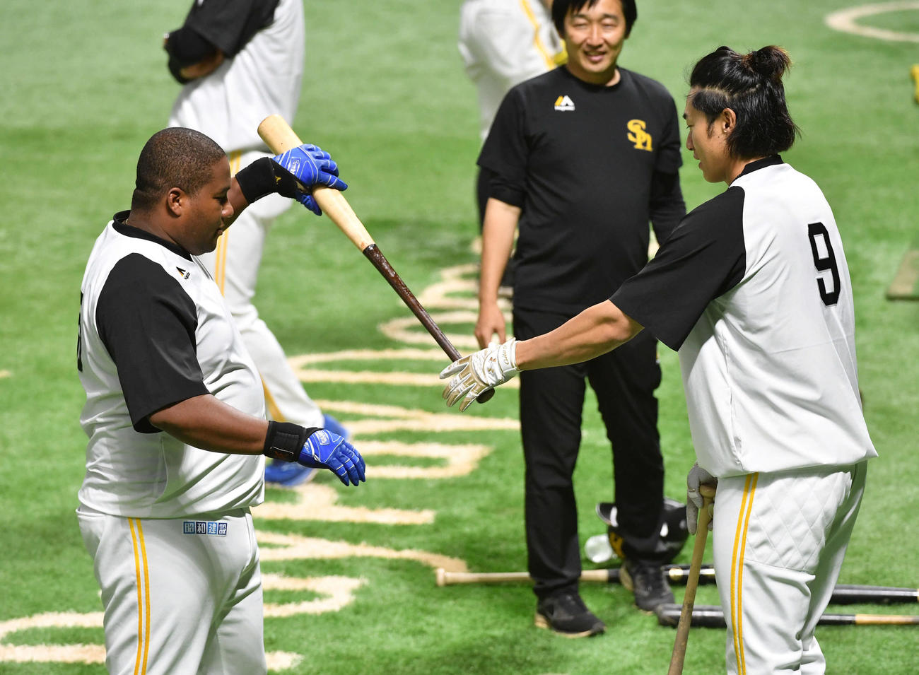 ソフトバンク対日本ハム　デスパイネ（左）のバットを借りる柳田（撮影・岩下翔太）