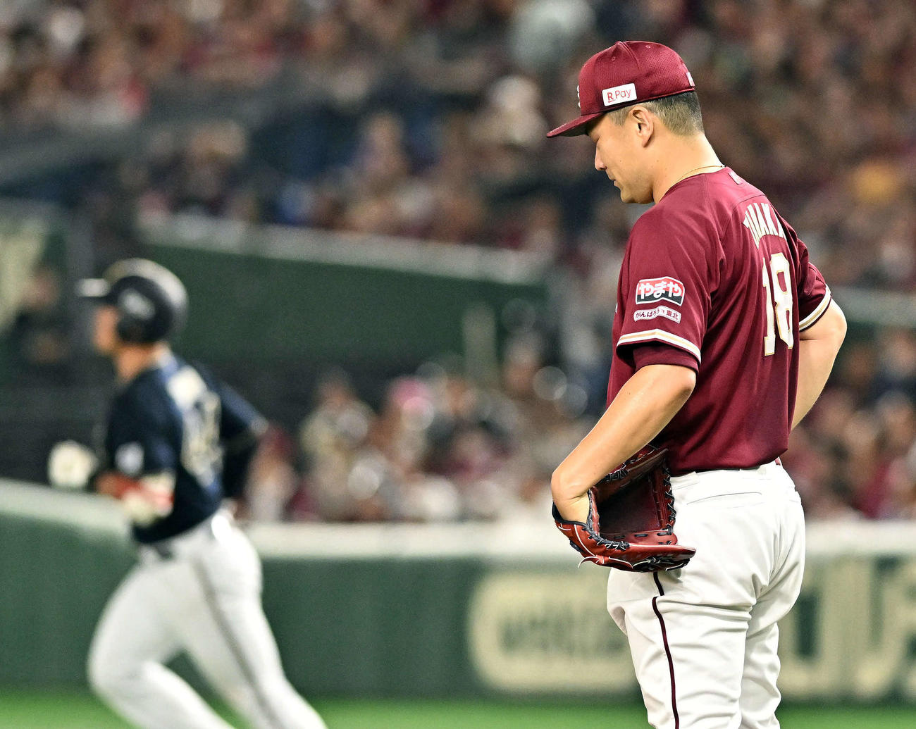楽天対オリックス　4回表オリックス2死一塁、頓宮（後方）に2点本塁打を許す田中将（撮影・滝沢徹郎）