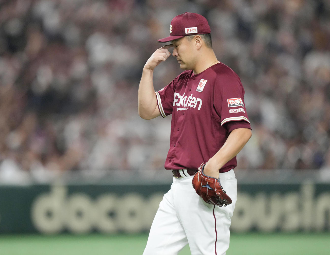 楽天対オリックス　1回表オリックス無死満塁、頓宮に満塁本塁打を浴び、ぶぜんとする楽天先発の田中将（撮影・狩俣裕三）
