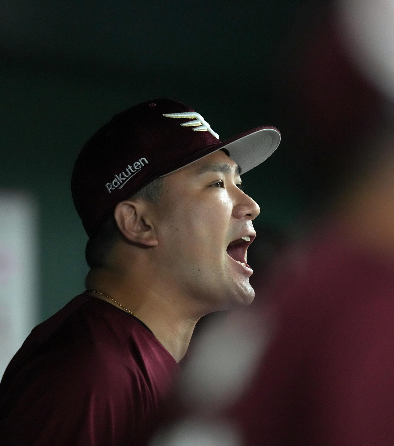 楽天対オリックス　9回裏、チームメートに大きな声で声援を送る田中将（撮影・狩俣裕三）