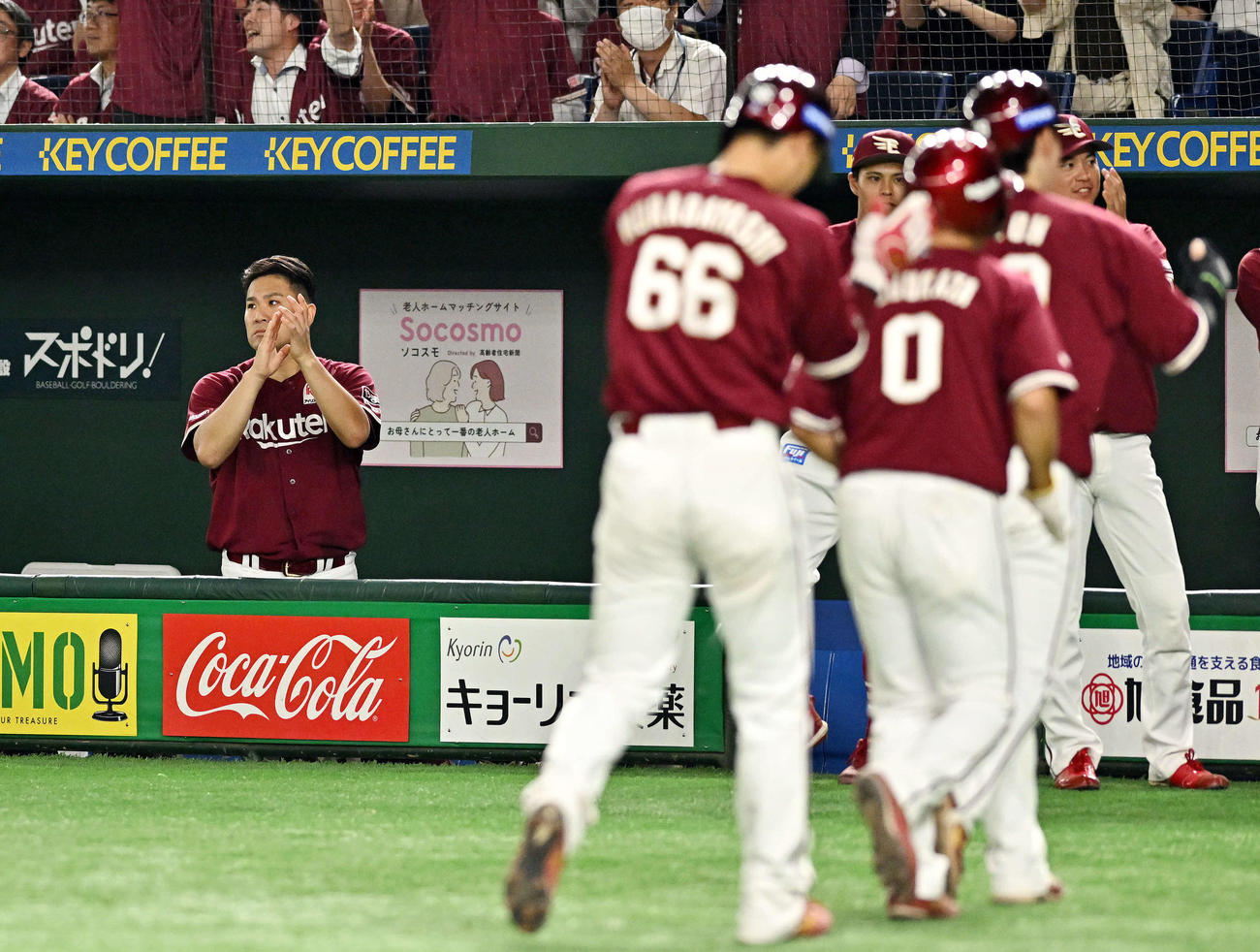 楽天対オリックス　4回裏楽天2死満塁、田中将（左）は満塁本塁打を放った浅村に拍手を送る（撮影・滝沢徹郎）