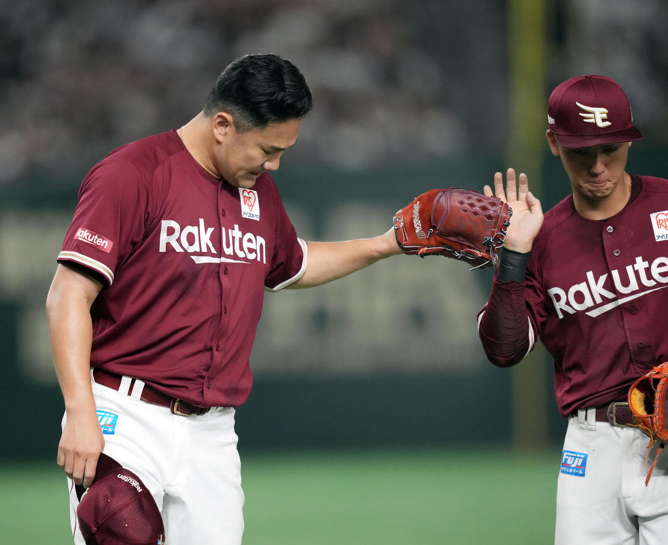 楽天対オリックス　4回表を終え、好守を見せた村林（右）とタッチを交わし、ベンチに戻る先発田中将（撮影・狩俣裕三）