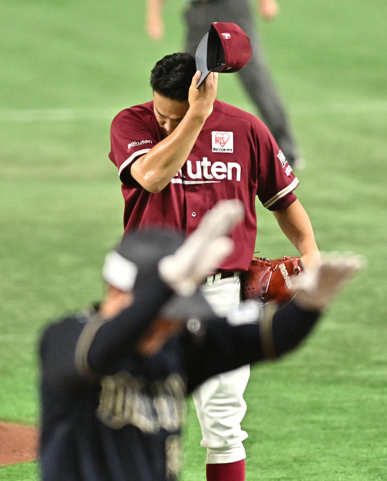 楽天対オリックス　1回表オリックス無死満塁、頓宮に満塁本塁打を浴び肩を落とす田中将（撮影・滝沢徹郎）