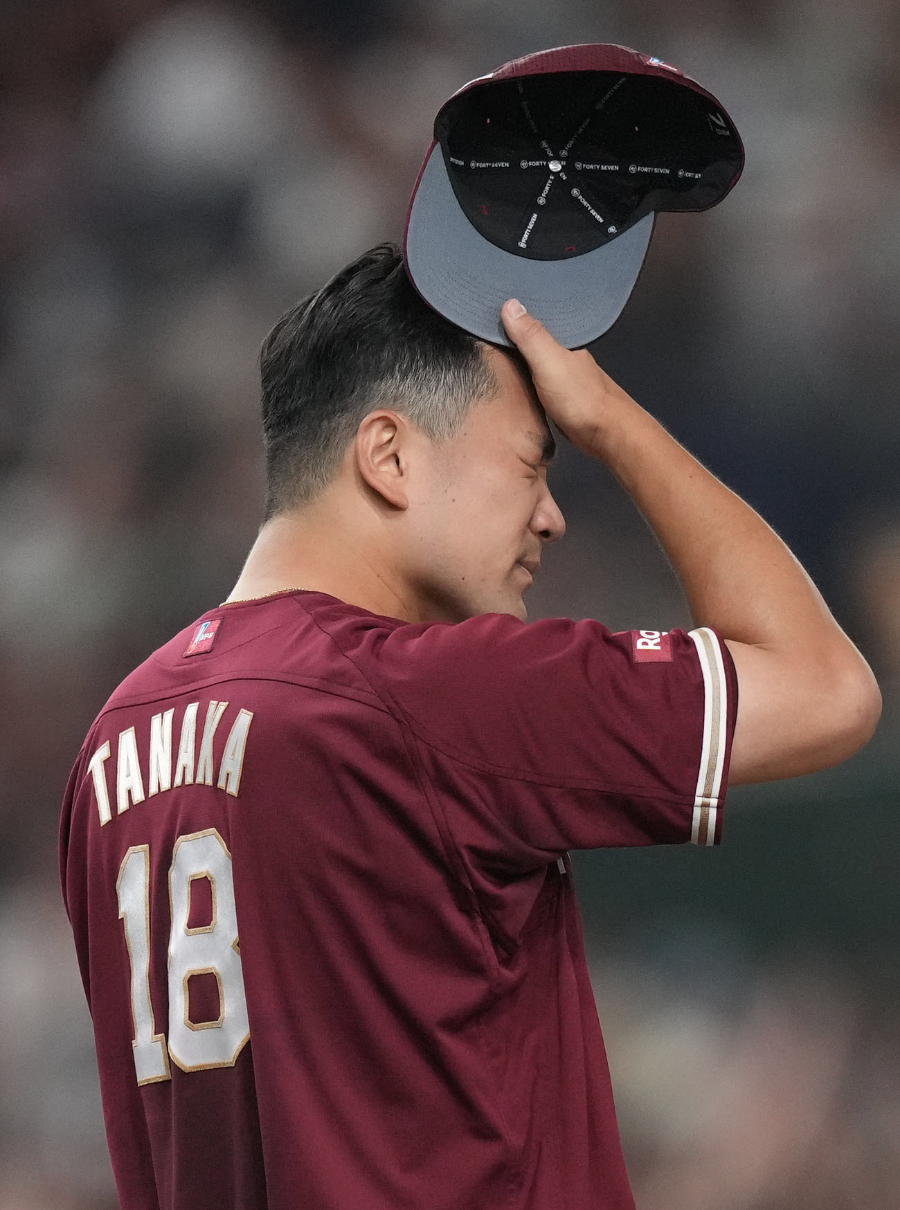楽天対オリックス　2回表オリックス2死、セデーニョにソロ本塁打を打たれ、顔をしかめる楽天先発田中将（撮影・狩俣裕三）
