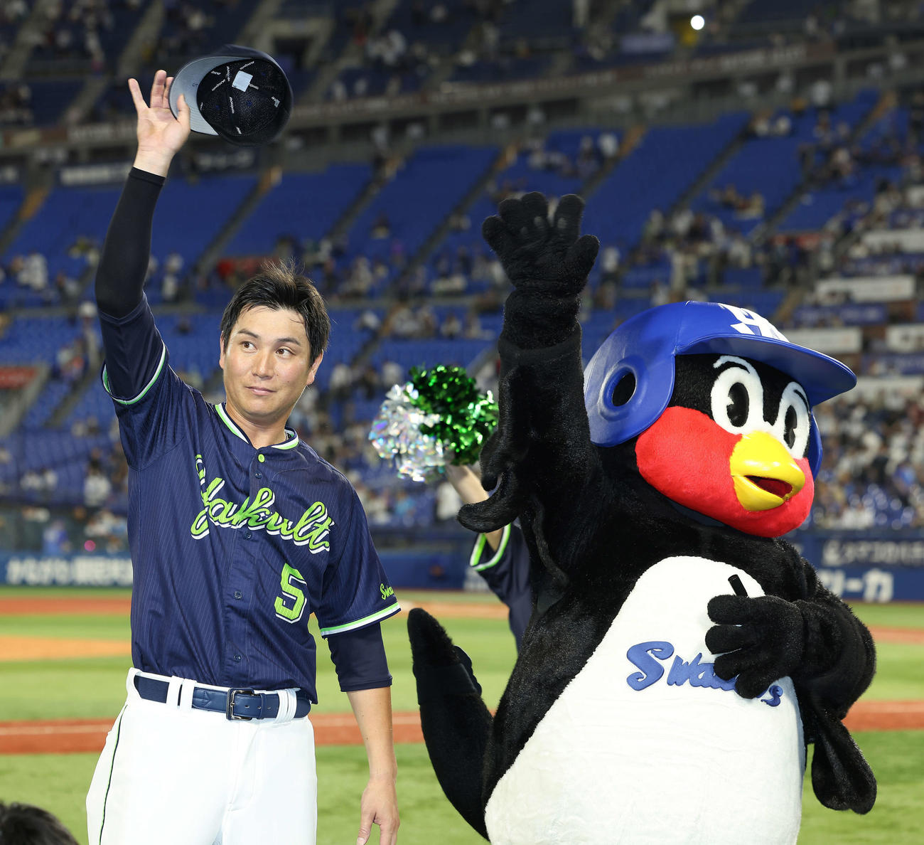 DeNA対ヤクルト　DeNAに勝利し、観客席からの声援に応える川端（左）とつば九郎（撮影・河田真司）