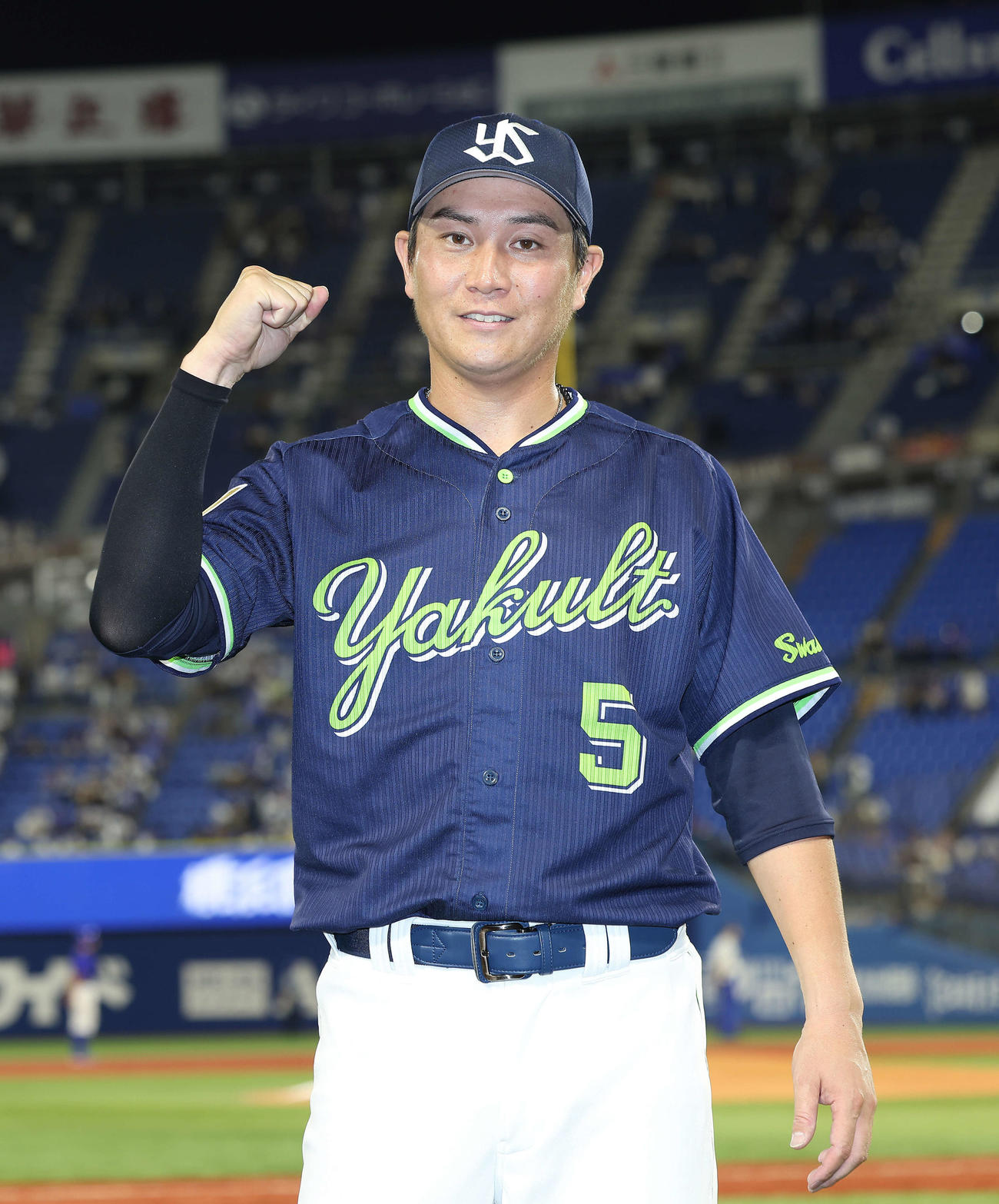 DeNA対ヤクルト　DeNAに勝利し、ガッツポーズで写真に納まる川端（撮影・河田真司）