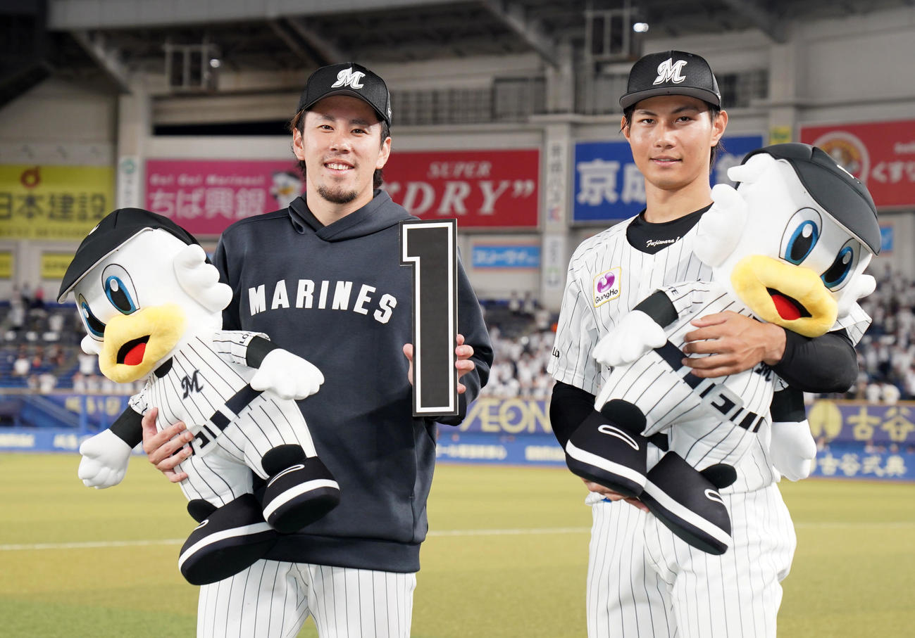 ロッテ対西武　移籍後初勝利となったロッテ西村（左）は藤原と笑顔（撮影・横山健太）