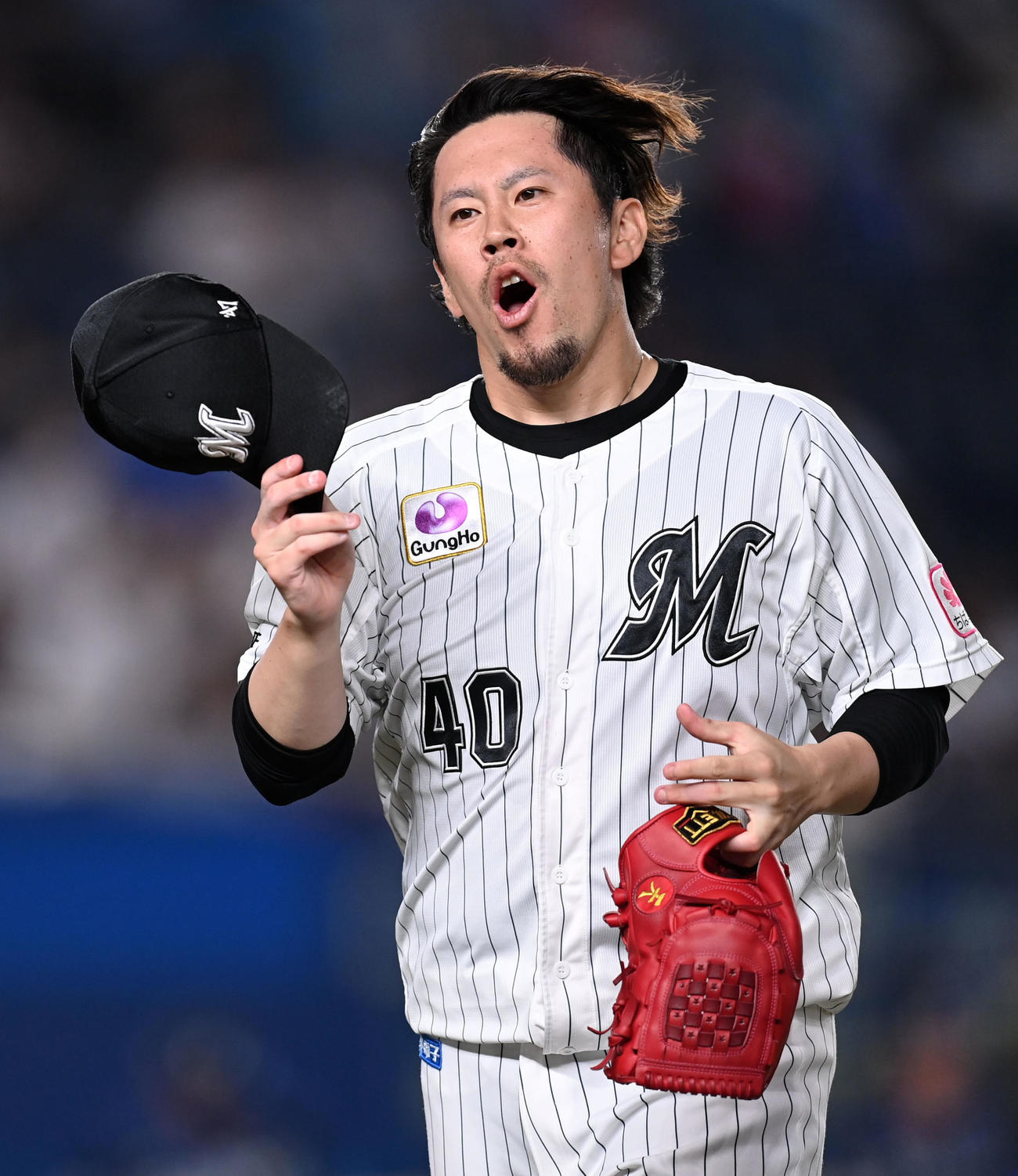 ロッテ対西武　11回表を無失点に抑えベンチへ引き揚げるロッテ西村（撮影・横山健太）