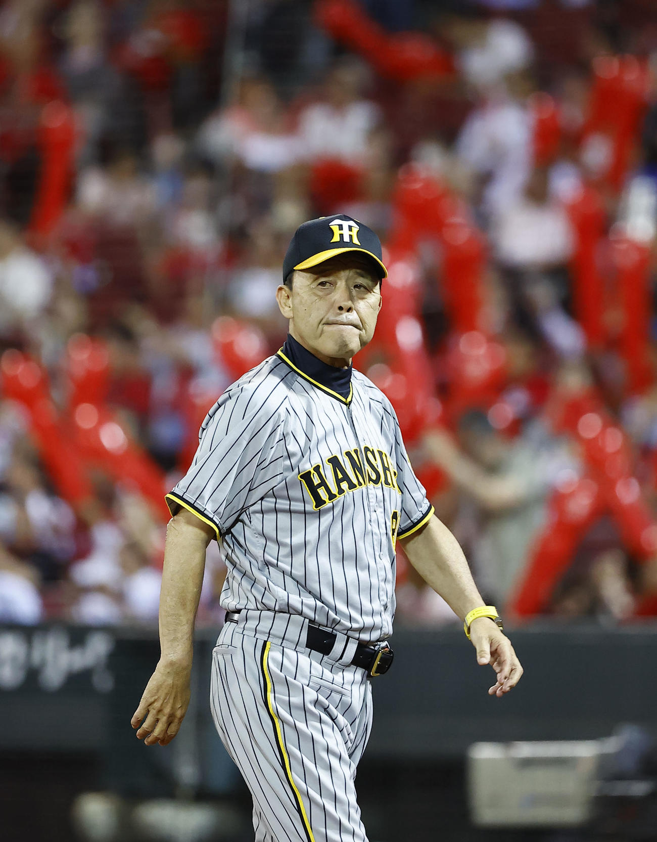 広島対阪神　7回交代を告げ、ベンチに戻る阪神岡田監督（撮影・藤尾明華）