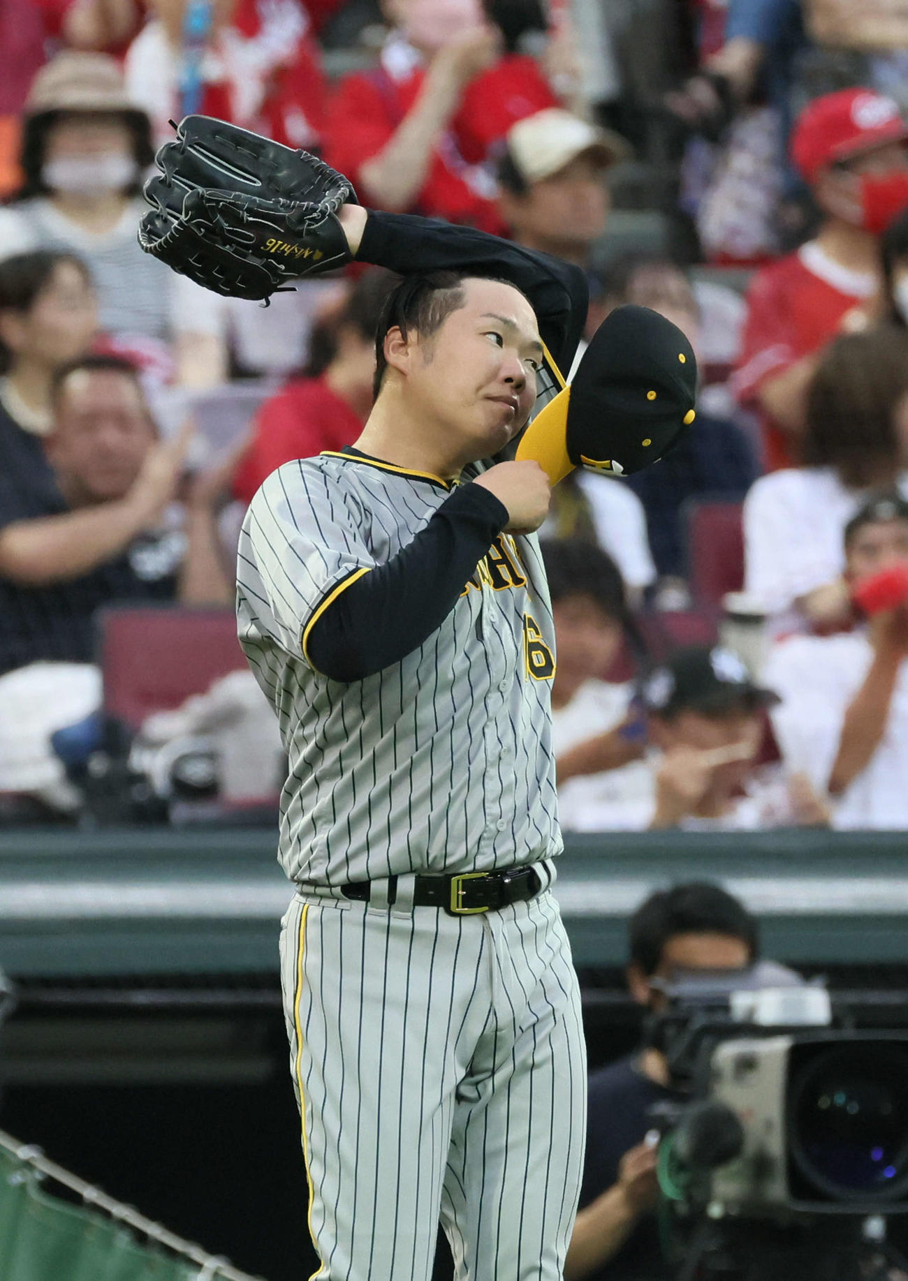広島対阪神　3回裏広島無死一、二塁、坂倉に中前適時打を浴びた西勇（撮影・加藤孝規）