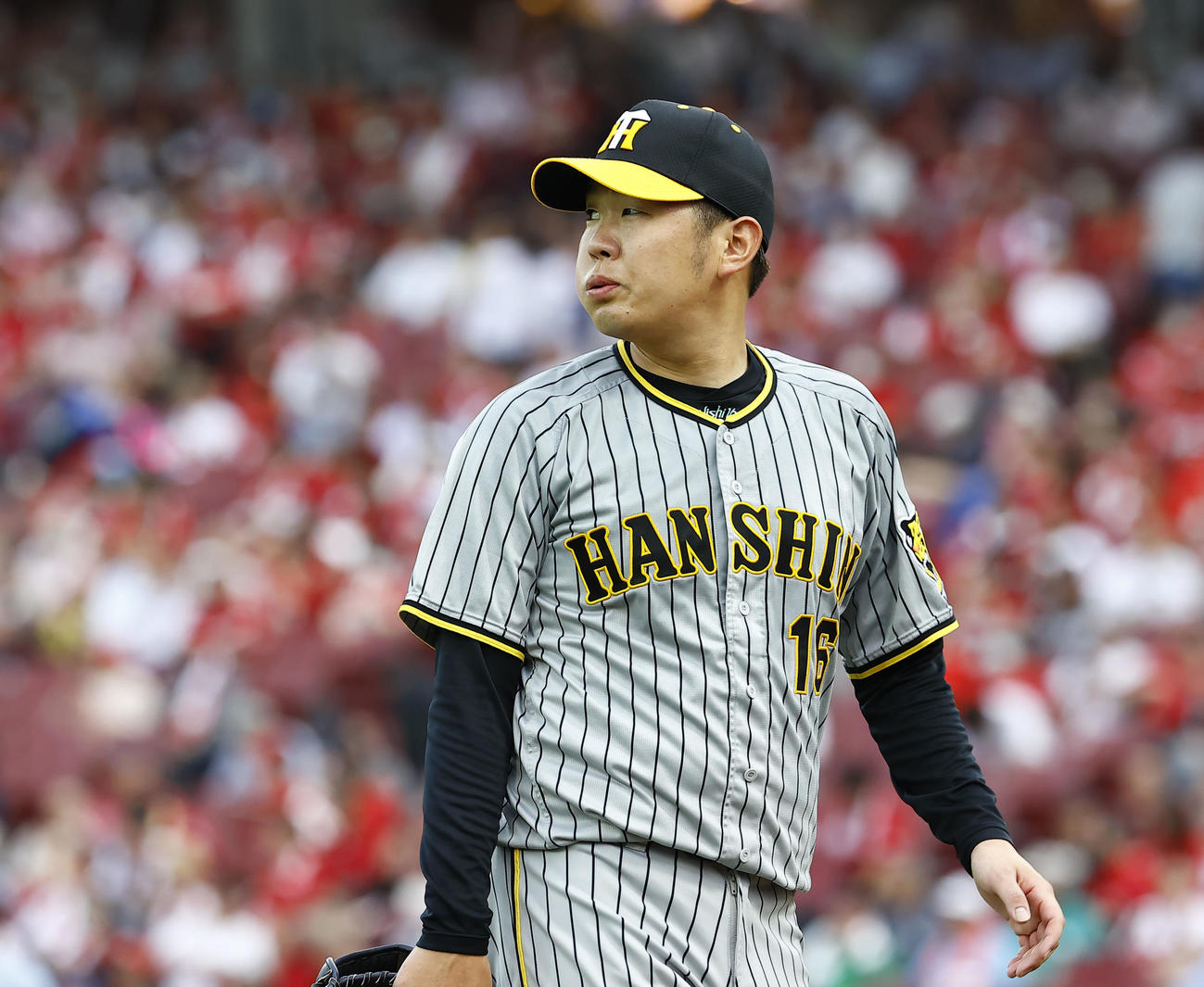 広島対阪神　広島対阪神　1回裏広島に5失点し、ベンチに戻る阪神西勇（撮影・藤尾明華）