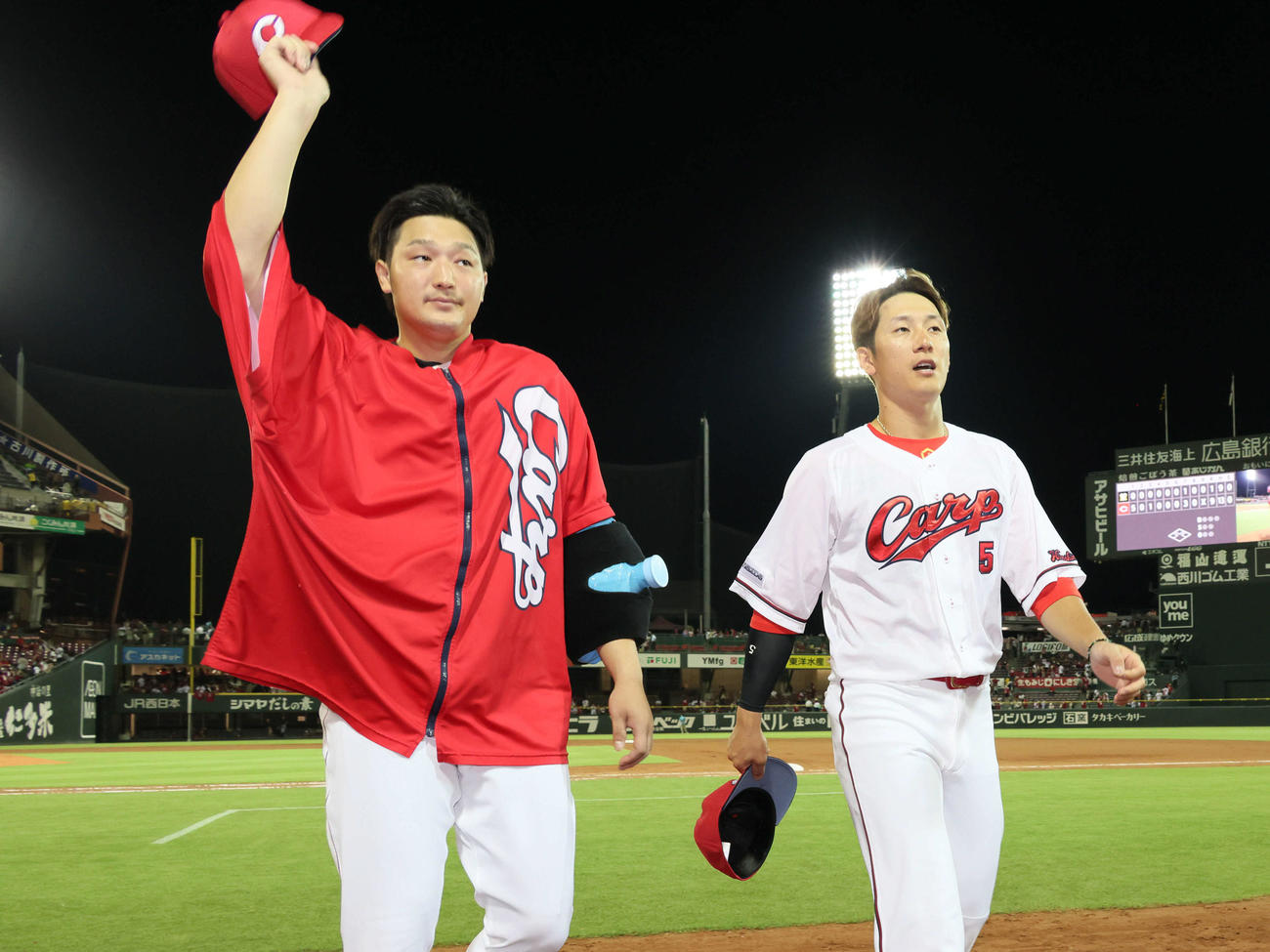 広島対阪神　ファンの声援に応える床田（左）と西川（撮影・加藤孝規）