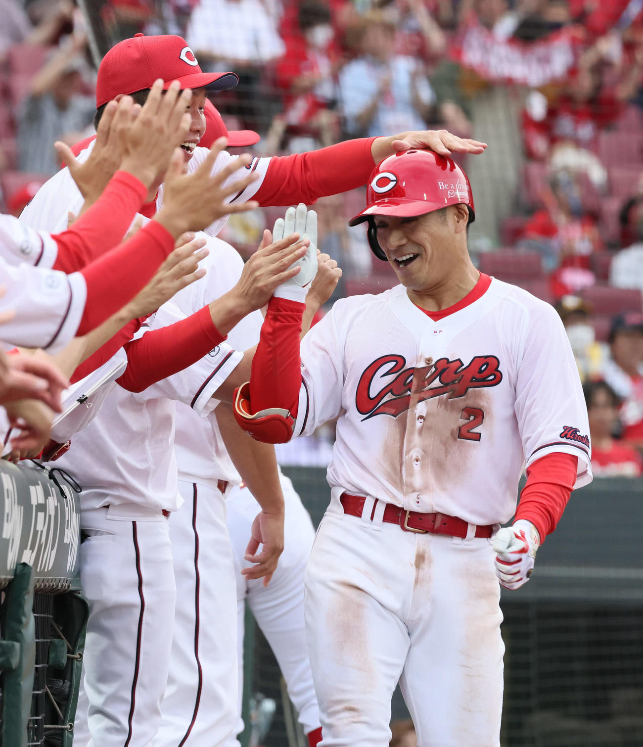 広島対阪神　1回裏広島2死一、二塁、田中は右越え3点本塁打を放ち、新井監督（左）に迎えられる（撮影・加藤孝規）