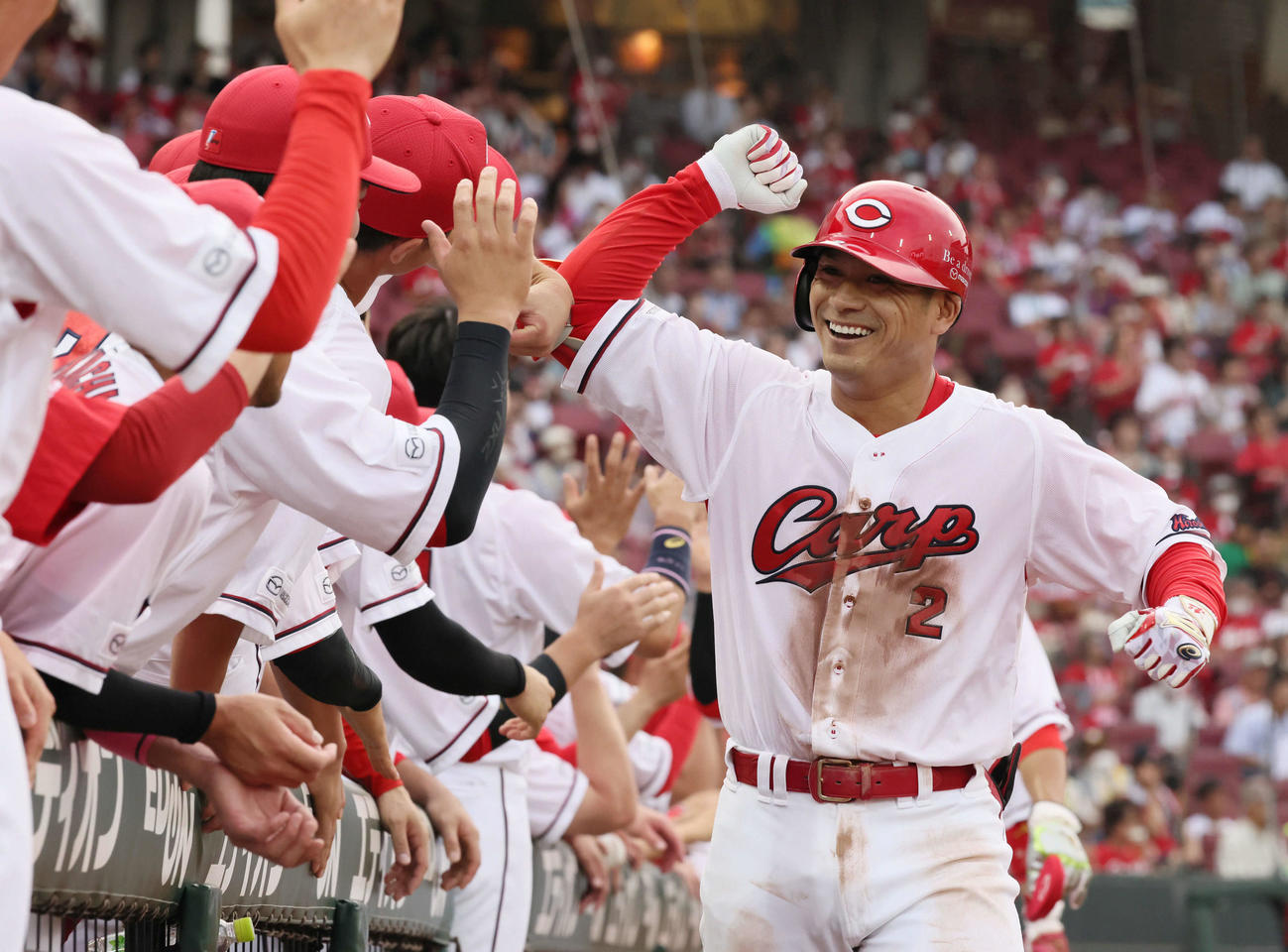 広島対阪神　1回裏広島2死一、二塁、3点本塁打を放った田中はチームメートに迎えられる（撮影・加藤孝規）