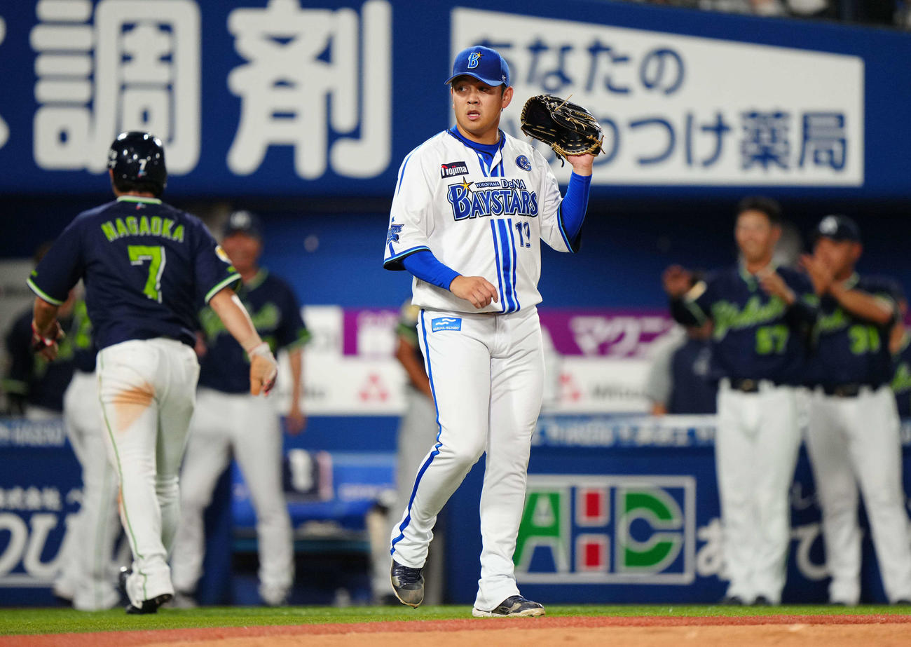 DeNA対ヤクルト　9回表ヤクルト2死一塁、代打川端に適時二塁打を浴びた山崎（撮影・江口和貴）