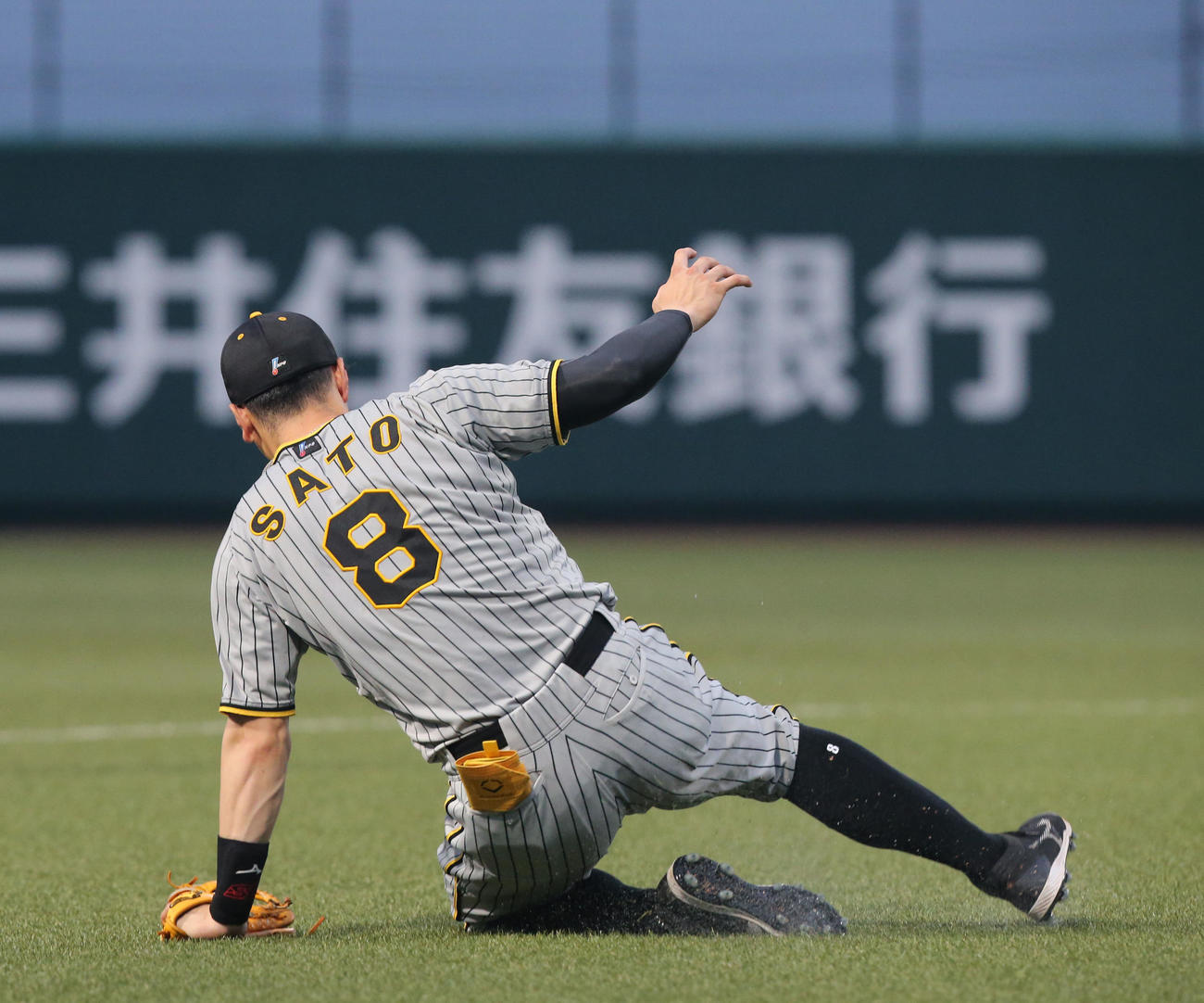 ウエスタン・リーグ　ソフトバンク対阪神　3回裏ソフトバンク無死、九鬼の三直を好捕した佐藤輝（撮影・冨田成美）