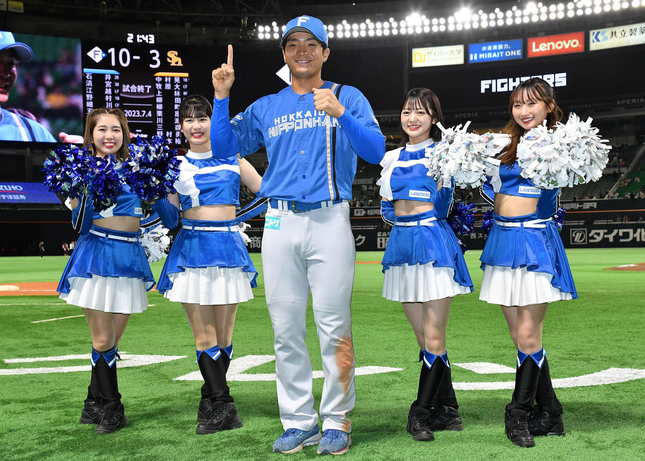 ソフトバンク対日本ハム　プロ初本塁打を放ち「1ポーズ」を決める郡司（中央）はファイターズガールの祝福に笑顔（撮影・岩下翔太）