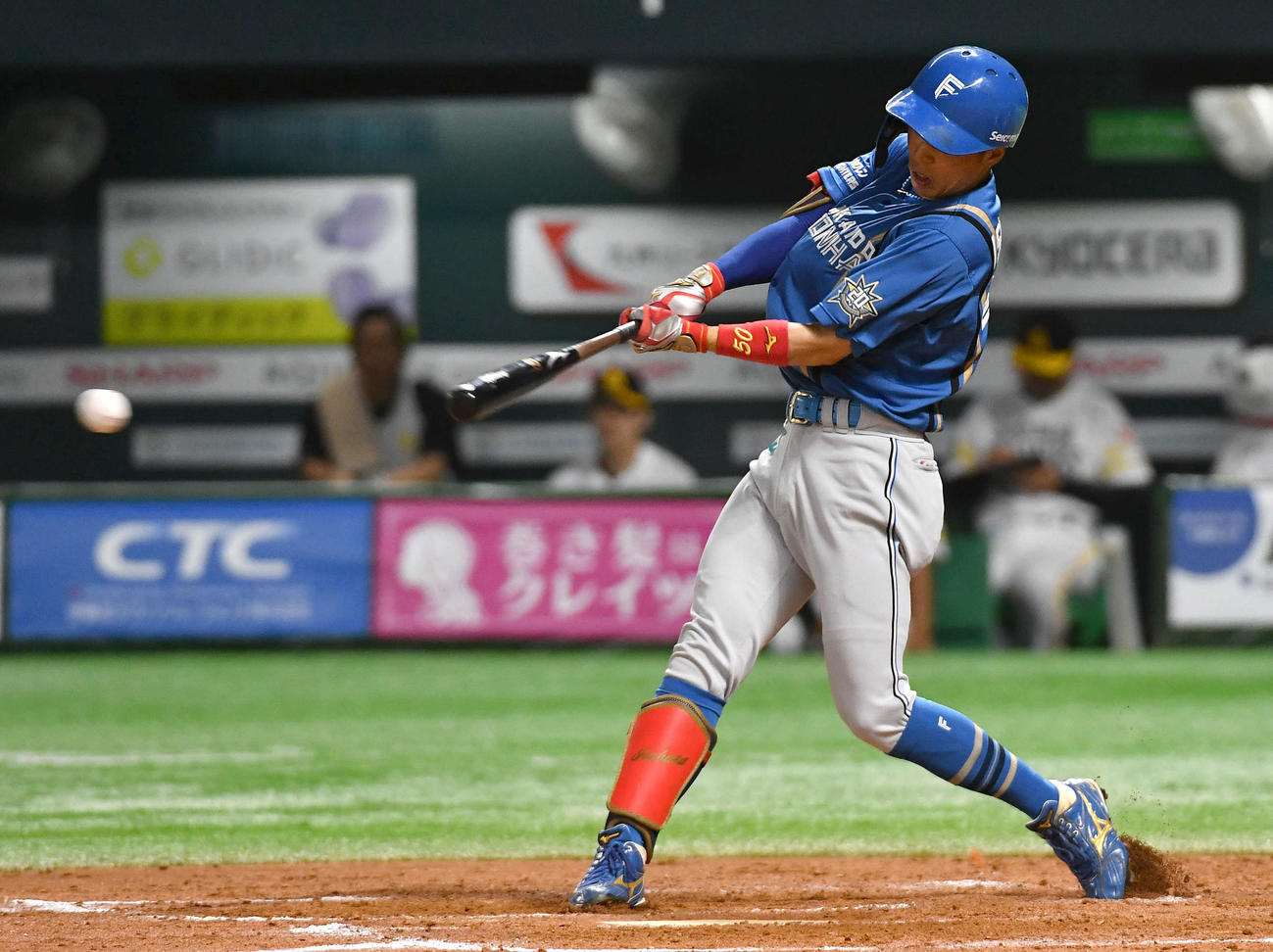 ソフトバンク対日本ハム　7回表日本ハム無死一塁、五十幡は右前打を放つ（撮影・岩下翔太）