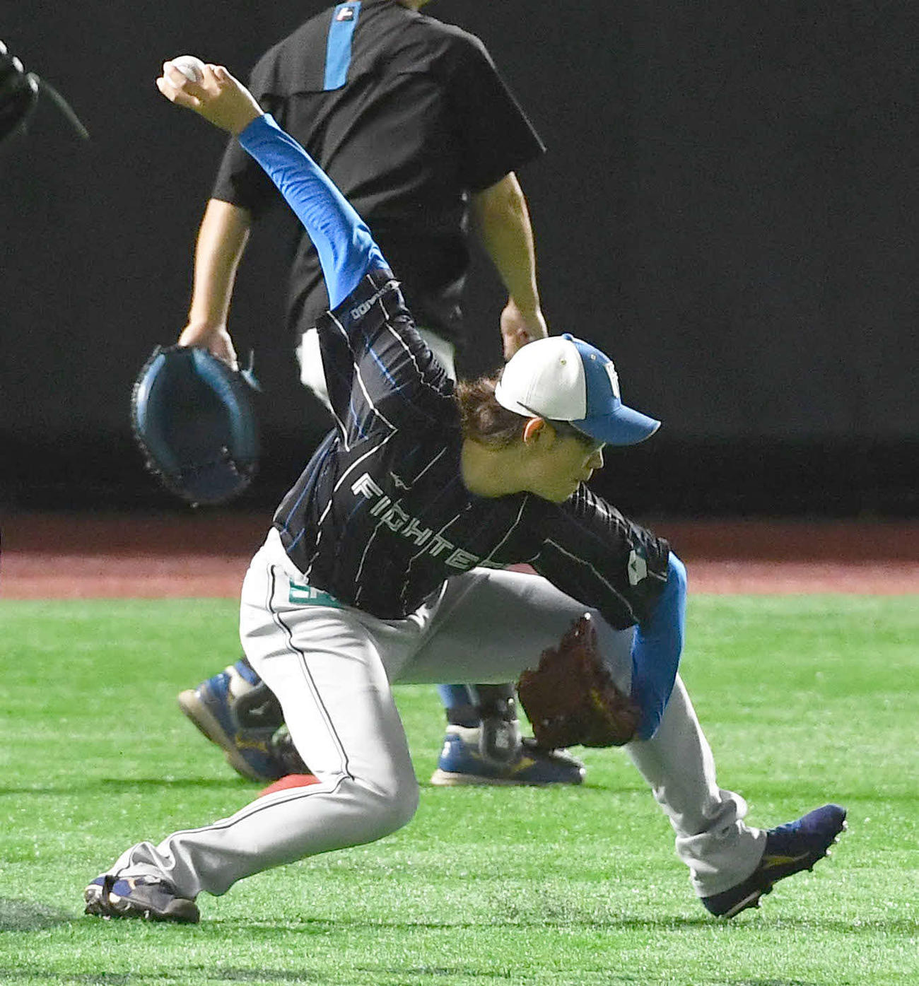 ソフトバンク対日本ハム　キャッチボールを行う鈴木（撮影・岩下翔太）