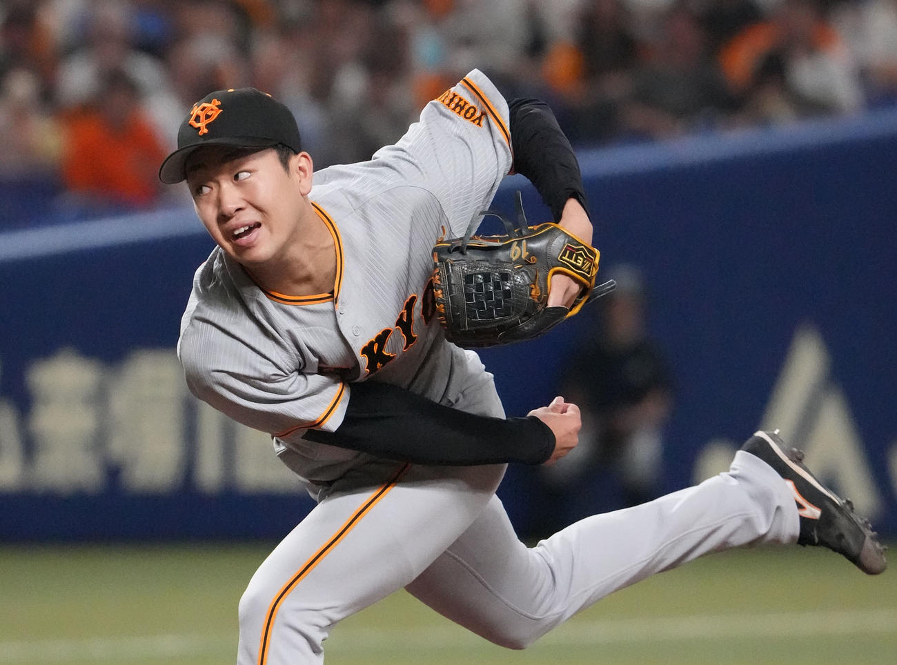 力投する巨人先発の山崎伊（撮影・森本幸一）