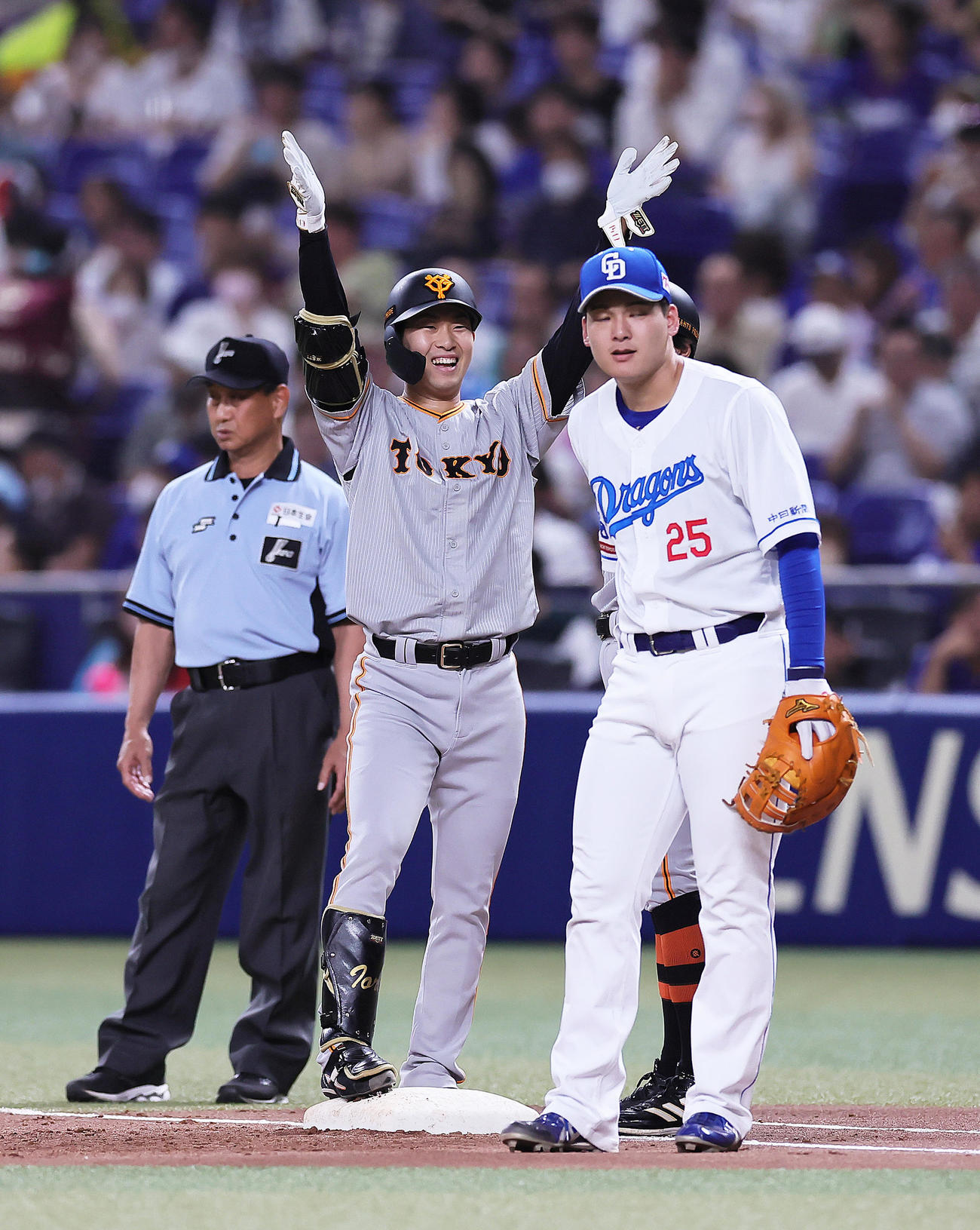 3回表巨人無死、山崎伊（中央）は左前打を放ち笑顔でポーズを決める（撮影・足立雅史）