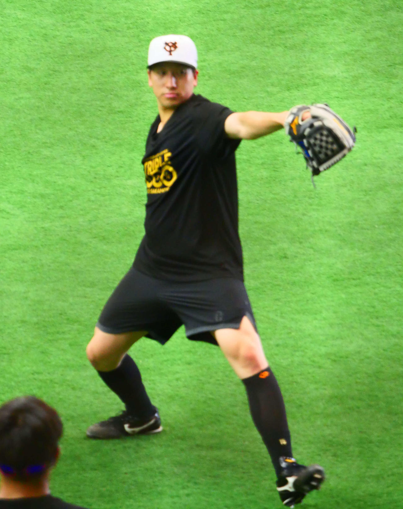 ネットスローをする巨人大勢（撮影・上田悠太）