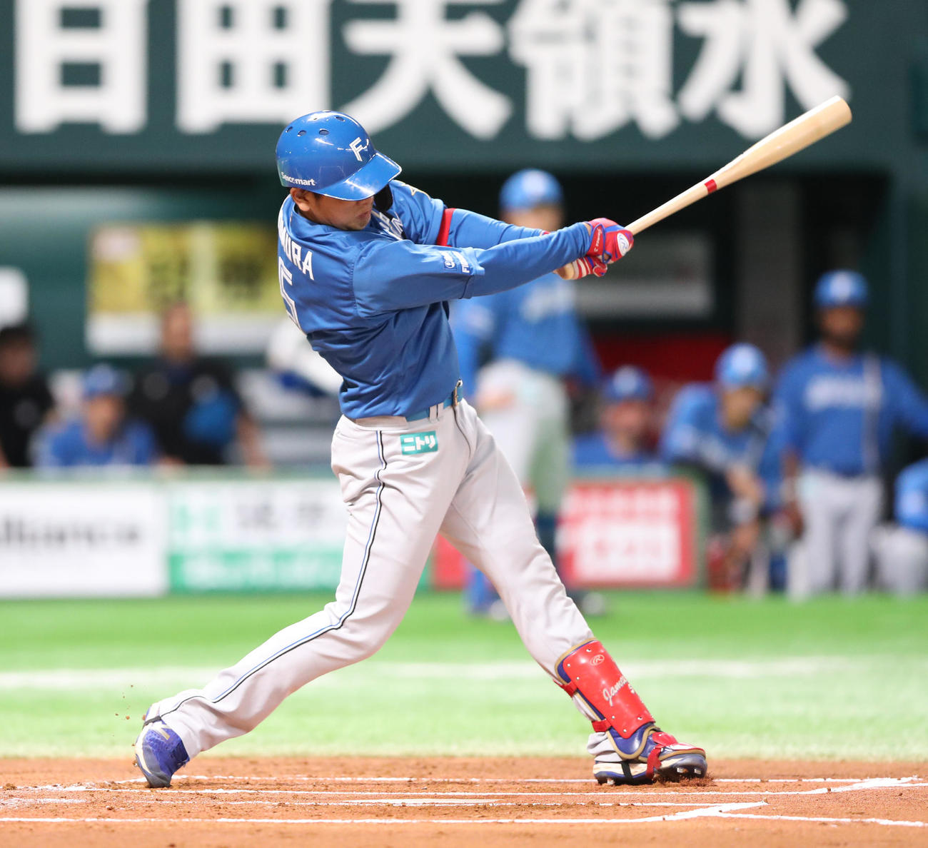 ソフトバンク対日本ハム　1回表日本ハム1死一、二塁、野村は左中間に先制3点本塁打を放つ（撮影・梅根麻紀）